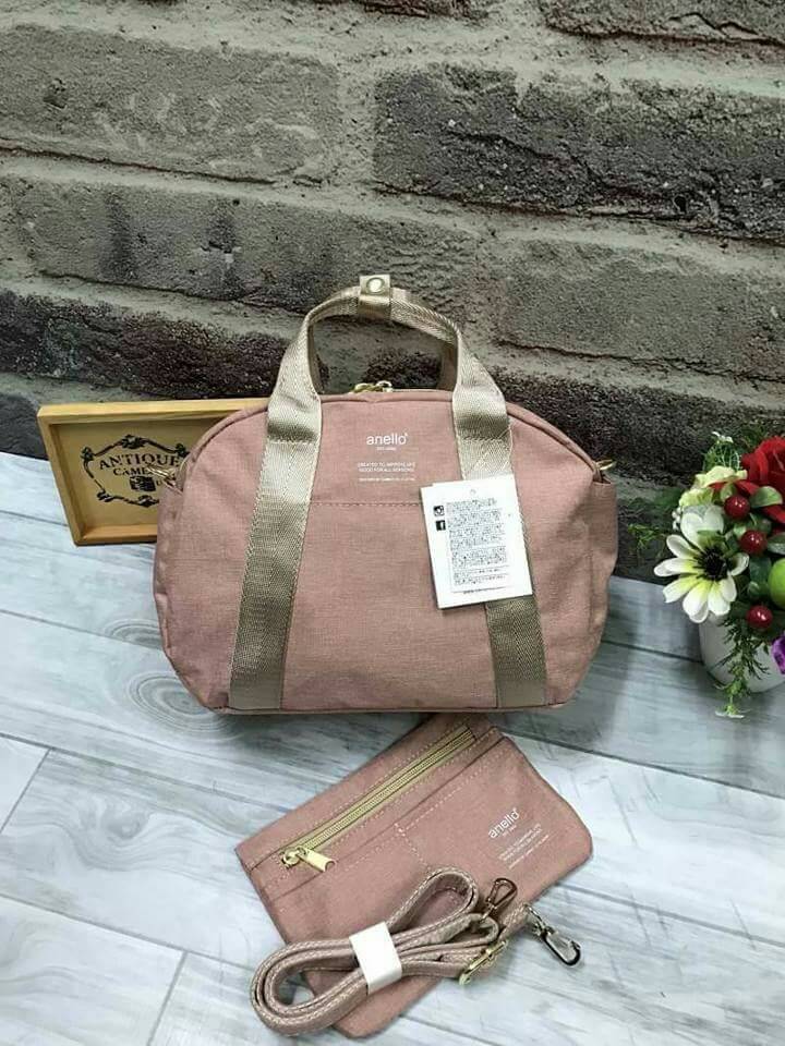 Anello Mini Boston shoulder Bag New arrival คอลเลคชั่นใหม่ล่าสุด ชน shop ค่ะ กระเป๋าถือ หรือสะพายข้าง ขนาดกำลังน่ารัก เปิดปิดด้วยซิปคู่ ภายในมี ใบลูกให้อีก 1 ใบ แยกใช้ได้ค่ะ ด้านหน้าสกรีนโลโก้แบรนด์ มีช่องทั้ง 4 ด้าน หน้าหลัง และด้านข้างใช้งานได้จริง มา พ