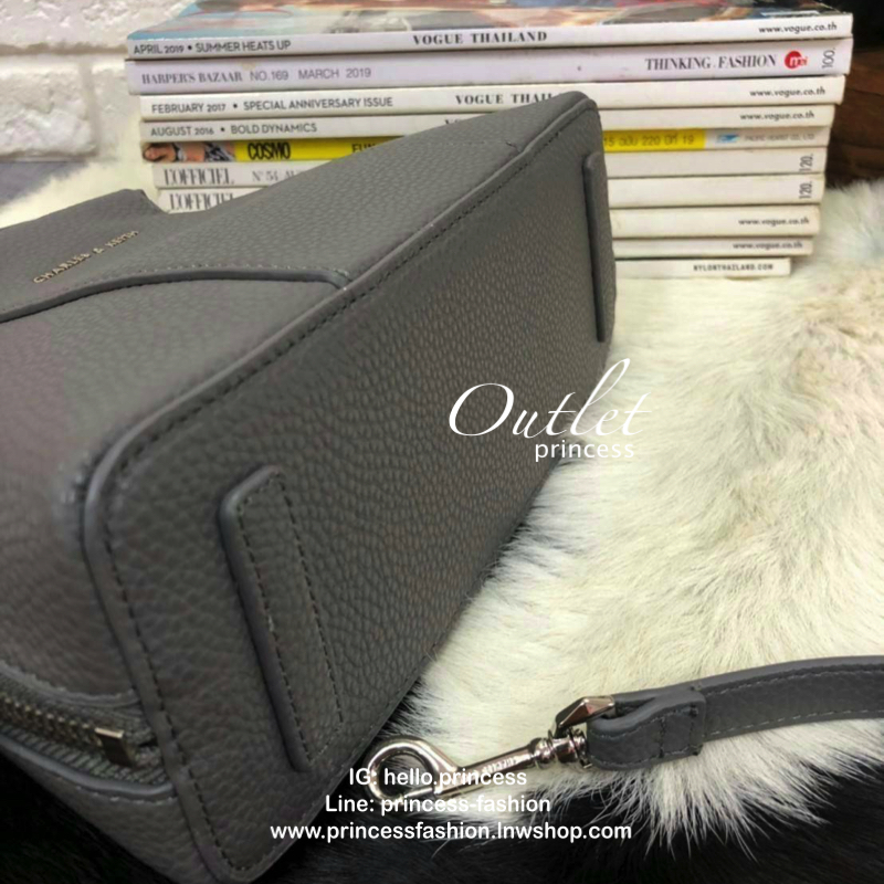 CHARLES & KEITH MINI RING HANDLE DOME BAG 2019 กระเป๋าสะพายขนาดเล็กหนัง pu ลาย pebble ทรงโดม หนังนิ่มอยู่ทรง ด้านหน้าโลโก้โลหะนูน เปิด-ปิดด้วยซิป ซิปคู่ รูดได้สุดใบ เปิดได้กว้างสะดวกหยิบสัมภาระ ภายในมีช่องซิปเล็ก 1 ช่องและช่องย่อย ใส่กระเป๋าเงินยาวได้ มีส