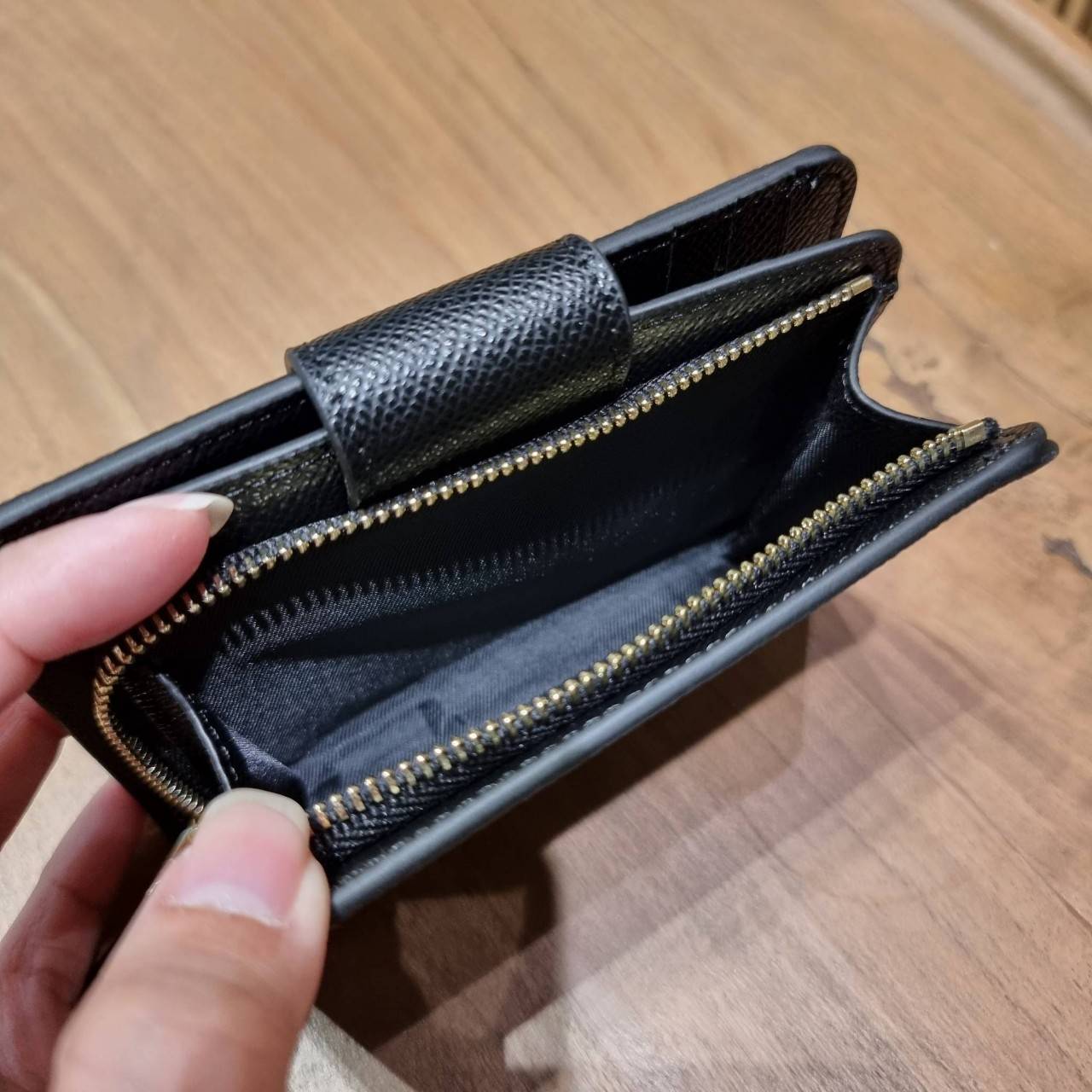 COACH 6390 MEDIUM CORNER ZIP WALLET เดอะเบสท์รุ่นที่สาวๆตามหา!! ดีไซน์ใหม่ สวยสะกด!! กระเป๋าสตางค์ใบกลาง สีคลาสสิค เรียบแต่แฝงความหรู บอกเลยว่ามันละมุนมาก!! ด้วยวัสดุหนัง crossgrain ที่ดูแลรักษาง่าย และยังดูผู้ดี ถือใช้แล้วขับผิวทุกสี ภายในมีช่องใส่บัตรแล