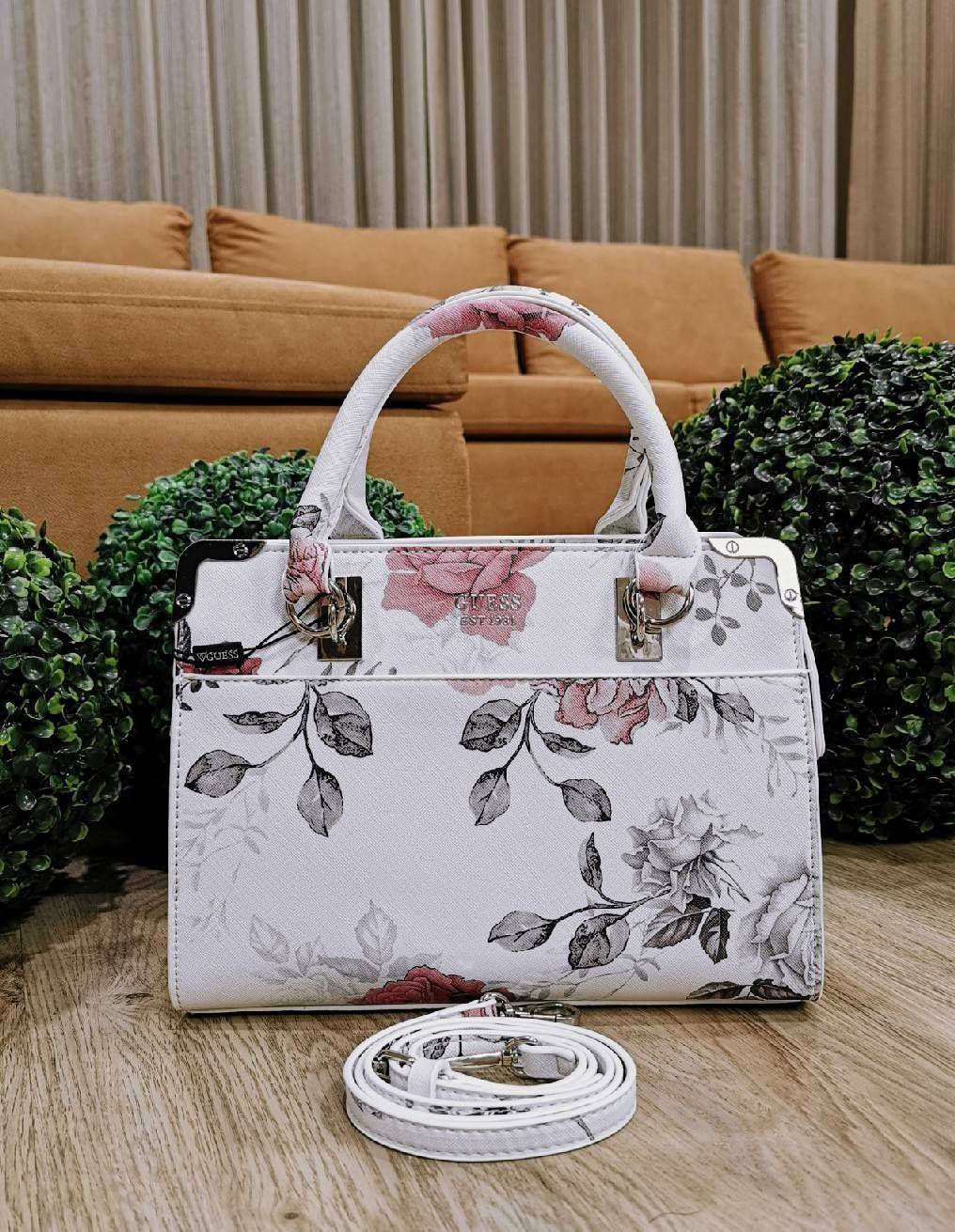 GUESS WOMAN CROSS BODY BAG กระเป๋าถือ/สะพายรุ่นใหม่ล่าสุดจาก GUESS FACTORY หนังสวยอยู่ทรงแข็งไม่ย้วย ขนาดกำลังดี น้ำหนักเบาด้านหน้าประดับโลโก้แบร์นพร้อมอะไหล่เงินที่หูหิ้วและมุมขอบกระเป๋าเพิ่มดีเทลเก๋ หูจับเเข็งแรงพับลงได้ เปิดปิดด้วยซิปสะดวกใช้ ภายในมีโล