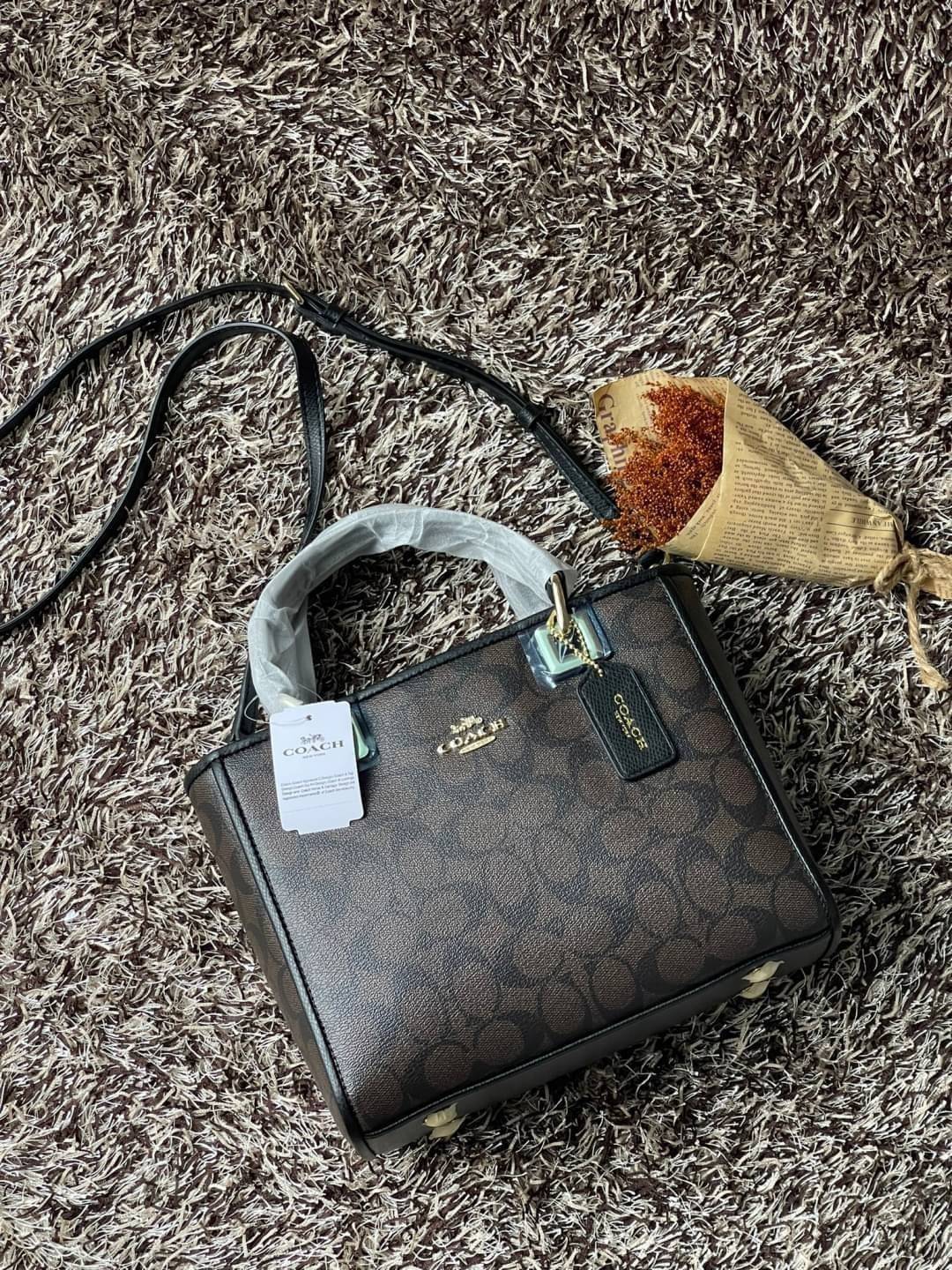 Coach Perry Tote Classic Bag F57568 รุ่นใหม่ล่าสุด กระเป๋ารูปทรงสี่เหลี่ยมสุดคลาสสิก เป็นกระเป๋าอเนกประสงค์ที่สามารถใช้ได้แทบทุกโอกาส ไม่ว่าจะไปเรียน, ไปทำงาน, ไปเที่ยว หรือแม้แต่ไปชอปปิง ด้วยขนาดที่กำลังดี ไม่ใหญ่เทอะทะ แต่ก็ไม่เล็กจนเกินไป มาพร้อมหูหิ้ว