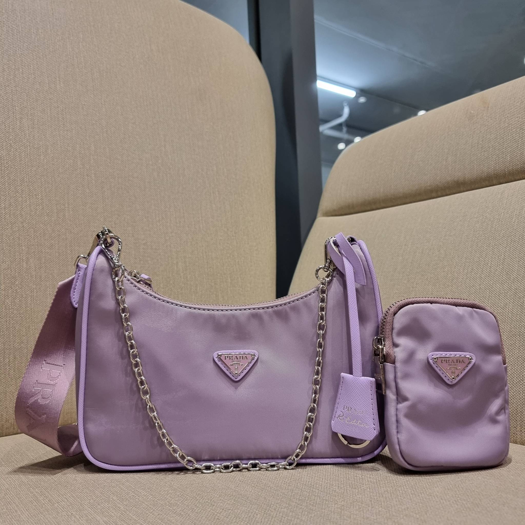 VIP 🥂 PRADA RE-EDITION 2005 RE-NYLON SHOULDER BAG ไอเท็มสุดปัง ที่ฮิตตลอดกาลไม่ว่าจะปีไหนๆ จัดให้ครบทั้งสีขายดีและสีใหม่ล่าสุด ที่สายคุณหนูห้ามพลาด!! กับกระเป๋าสะพายทรงคลาสสิค เหมาะเป็น everyday bag มากๆ วัสดุผ้าไนล่อนคุณภาพ พร้อมใบลูก ไว้ใส่เหรีย