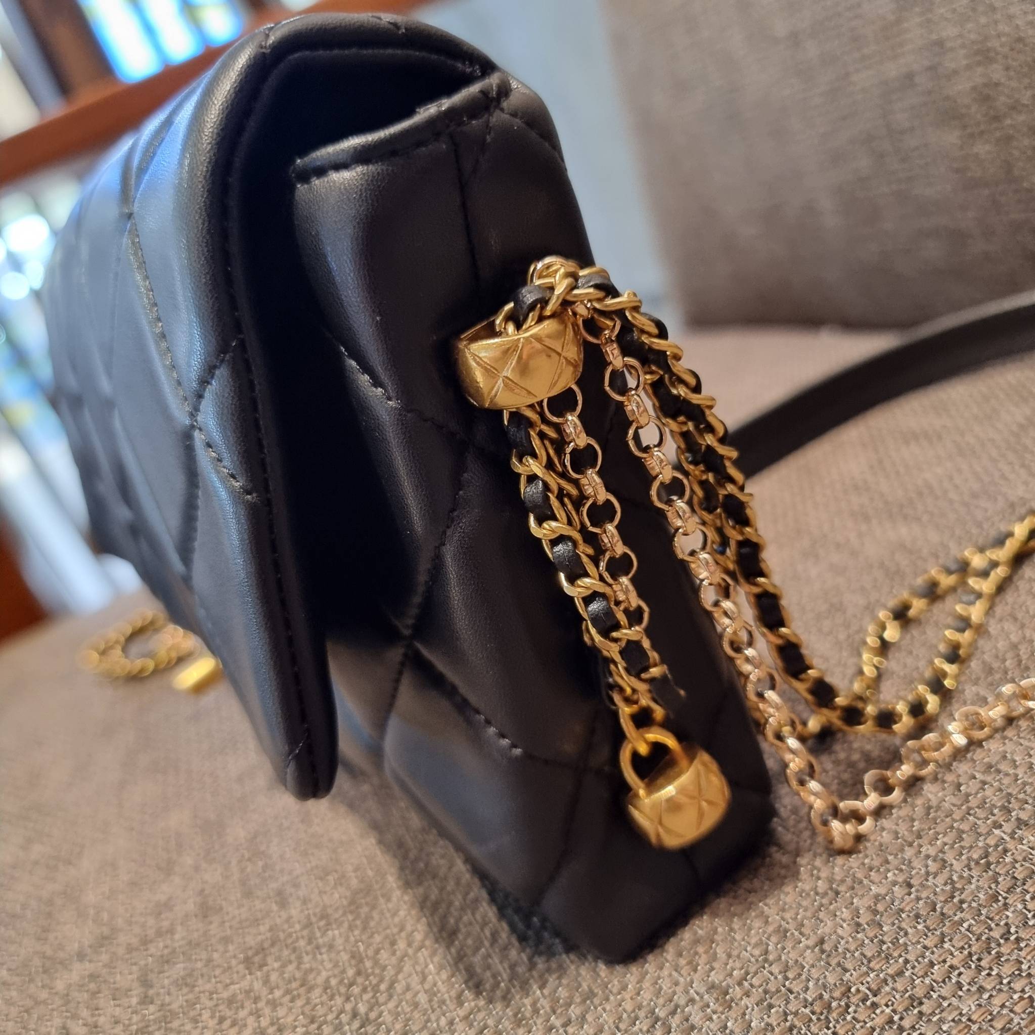 VIP 】สวยหรูพร้อมเสิร์ฟ!! กับไอเท็มสุดเลิฟจาก Chanel กระเป๋าสะพายที่สุดของความคุ้มค่า วัสดุหนังแกะนิ่มเต็มใบ เปิด-ปิดกระเป๋าด้วยตัวบิดล็อค ภายในกระเป๋าบุผ้าสวยหรู มีช่องโล่งกว้างจุของได้สบาย ใส่โทรศัพท์ กระเป๋าสตางค์ได้ มีช่องซิป 1 ช่อง ช่องย่อย 1 ช่อง ดีเ