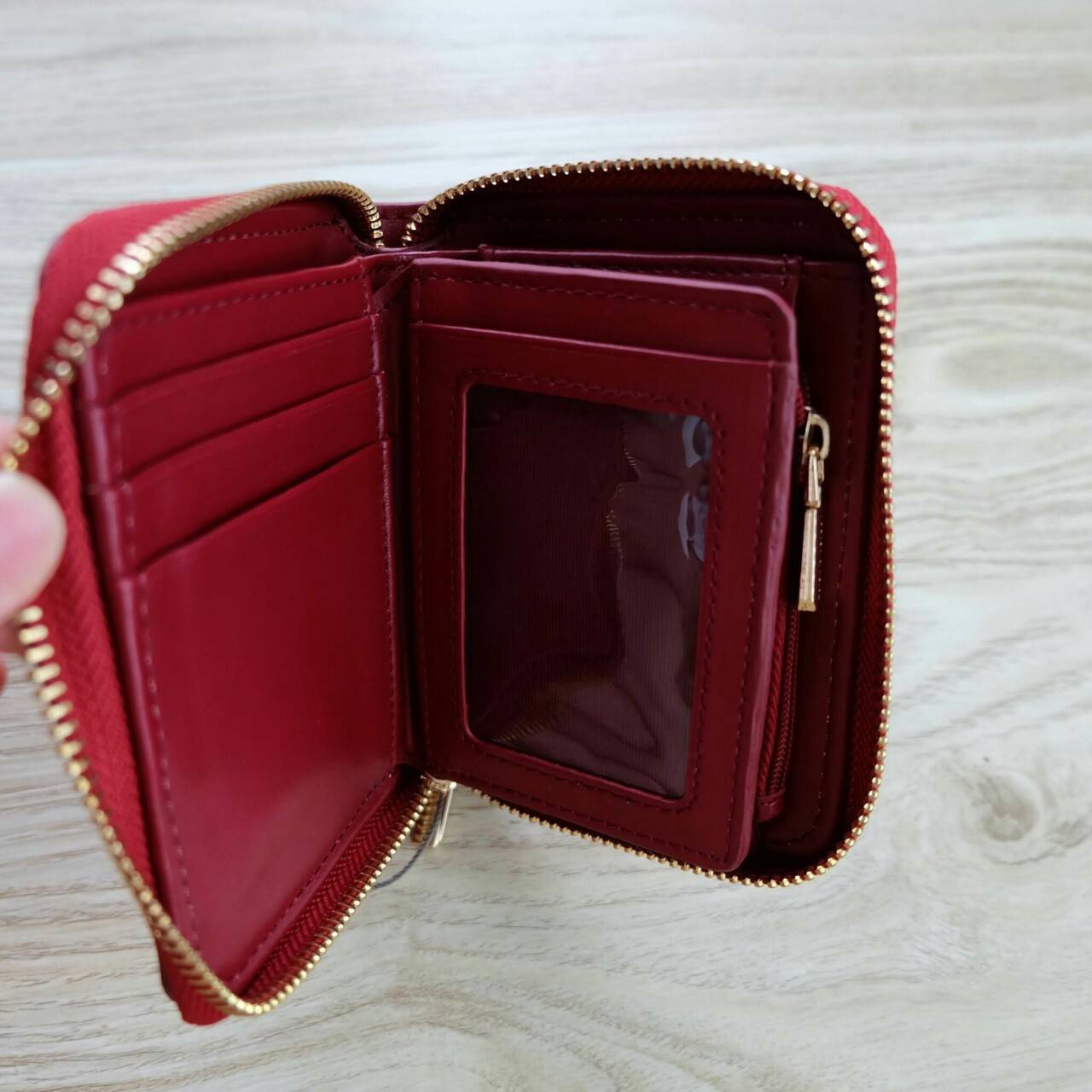 Charles & Keith Basic Square Wallet กระเป๋าสตางค์ใบสั้นซิปรอบ เปิด - ปิดกระเป๋าด้วยซิป ด้านในมีช่องใส่บัตร ช่องใส่ธนบัตร และช่องซิปใส่เหรียญค่ะ