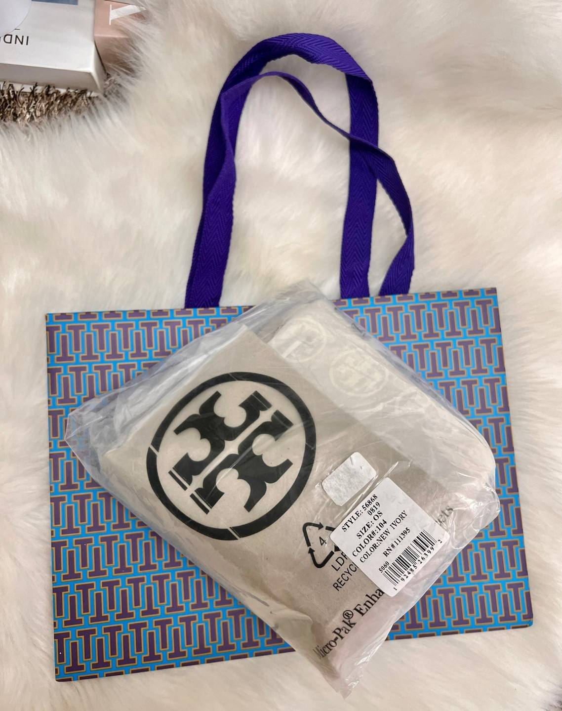สีออกใหม่ ซึ่งหาได้ยากมากค่ะ 🤩 TORY BURCH FLEMING QUILTED BUCKET BAG ((56868)) พร้อมส่ง สวยท้าให้ลอง! จำนวนจำกัด สินค้าต้องมี กระเป๋าทรงBucket หนังแกะแท้((หนังจะมีความนิ่ม ทนทานและแพงกว่าหนังวัวมาก)) เดินด้ายลายนวมสวยมากๆค่ะ