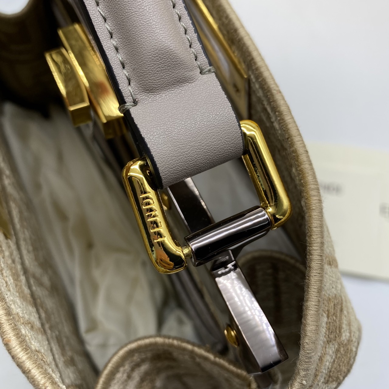 Fendi peekaboo 25cm เกรดออริจินอล กระเป๋าเฟนดิ คลาสสิกตามแบบฉบับแบรนด์ วัสดุคุณภาพอย่างดี เพิ่มความหรูหราและโดดเด่นด้วยการตกแต่งลวดลายโลโก้เด่นชัดทั้งใบ และด้วยขนาดที่กะทัดรัดและดีไซน์ที่เรียบหรูนี้ จึงสามารถนำไปแมทช์กับการแต่งตัวได้ง่าย ไม่ว่าจะเป็นสไตล์