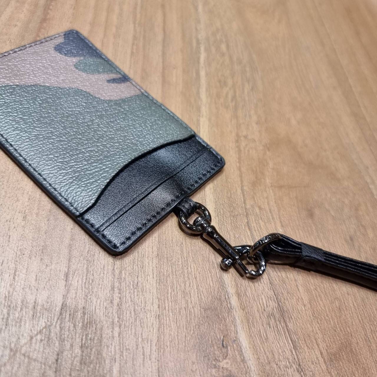 COACH C3305 ID LANYARD IN COLORBLOCK SIGNATURE CANVAS ง่ายๆแบบไม่ธรรมดา!! คลาสสิคแต่มีดีเทลโดดเด่น!! กระเป๋าถนอมบัตร พร้อมสายคล้องคอ ดีไซน์ลวดลายสวย ดูดีทุกแบบ ใช้งานง่าย พกพาสะดวก จะใส่บัตรพนักงาน บัตรเครดิต บัตรปชช. ใบขับขี่ และบัตรอื่นๆที่อยากจะใส่!! ต