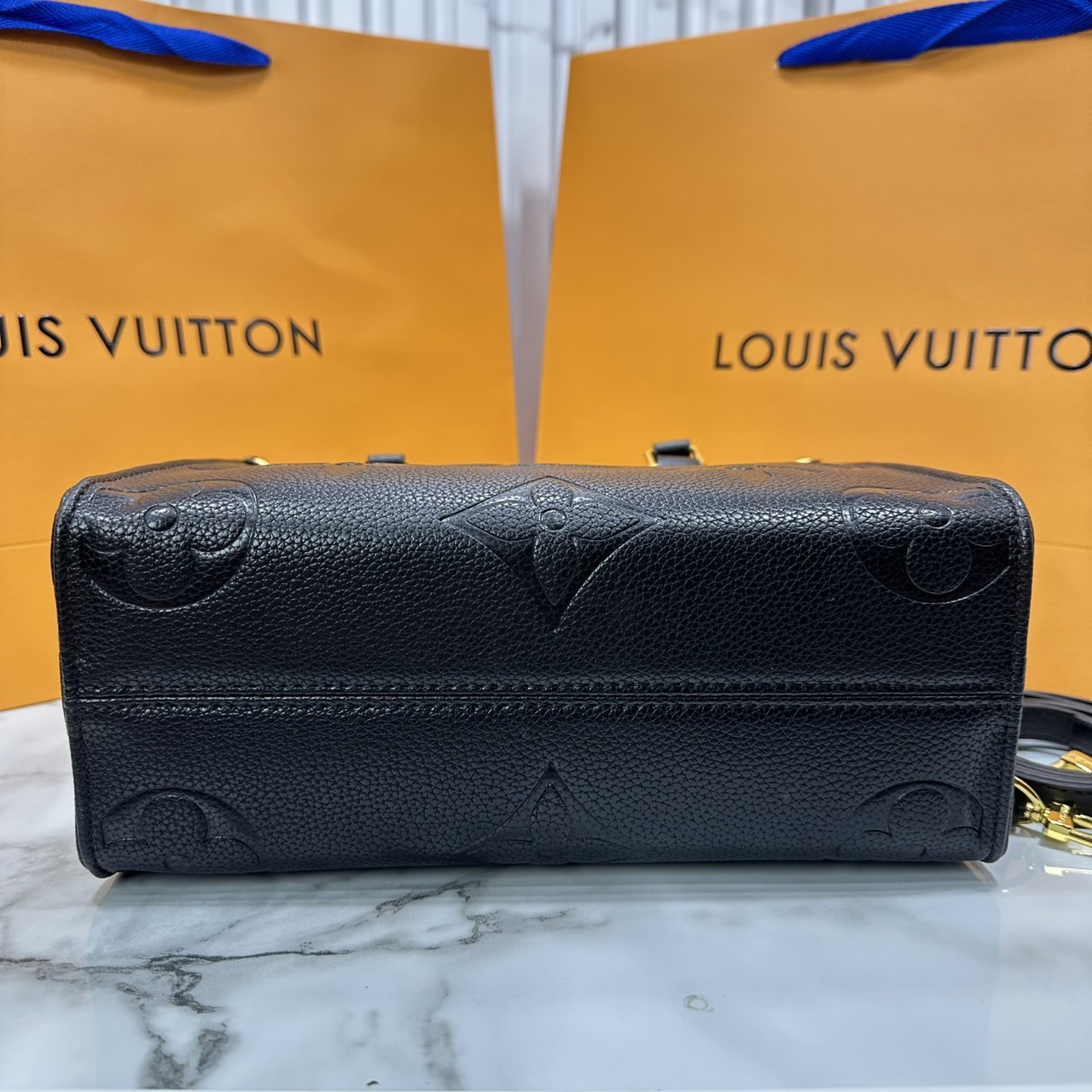ORI หนังแท้ | LV OnTheGo PM bag กระเป๋าสะพายทรงโท้ท Monogram Empreinte ประทับลาย Medium Bicolor พกพาของใช้ที่จำเป็นอย่างมินิแท็บเล็ต เลือกใช้งานได้หลายรูปแบบ
