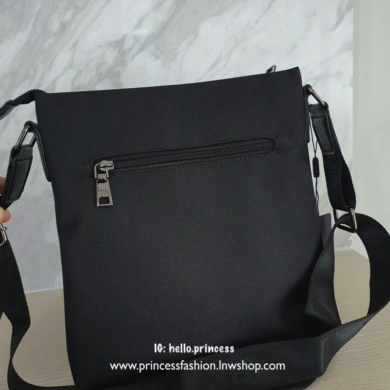 กระเป๋าผู้ชาย อเนกประสงค์ จากแบรนด์ PRADA วัสดุทำจากผ้า POLYESTER กันน้ำอย่างดี ขนาดกำลังดี จุของได้เยอะ ใส่Tabletได้ ใส่สมุดหนังสือได้สบาย โลโก้อะไหล่ลมดำ สวยหรูมากคะรุ่นนี้ อะไหล่สีเงิน มีช่องซิปด้านหลัง ภายในมีช่องซิปและป้ายหนังแบรนด์