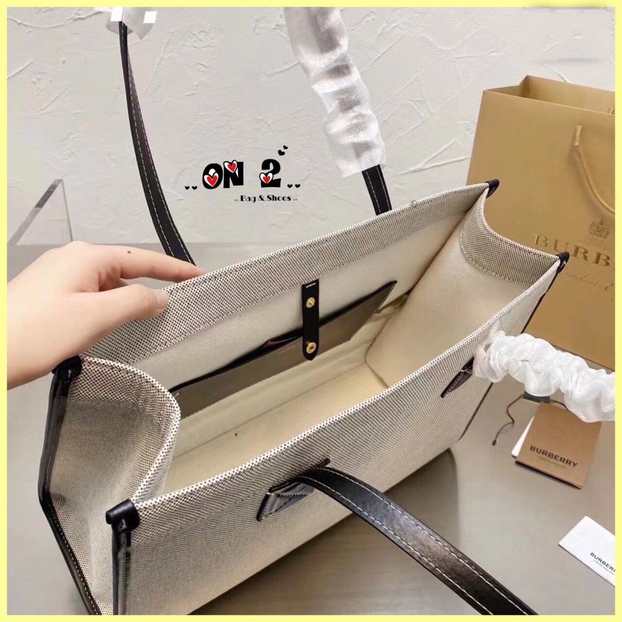 BURBERRY Leather-trimmed embroidered canvas tote / BURBERRY FRAGRANCES LARGE TOTE BAG / BURBERRY Freya Tote Bag วัสดุ Canvas & Leather ดีไซน์สวยอยู่ทรงสไตล์ Casual ด้านหน้ามีช่องใส่ของ ภายในโล่งกว้างและจุสุดๆสามารถใส่เอกสารA4 หนังสือ ของใช้ได้เยอะ หูหิ้วห