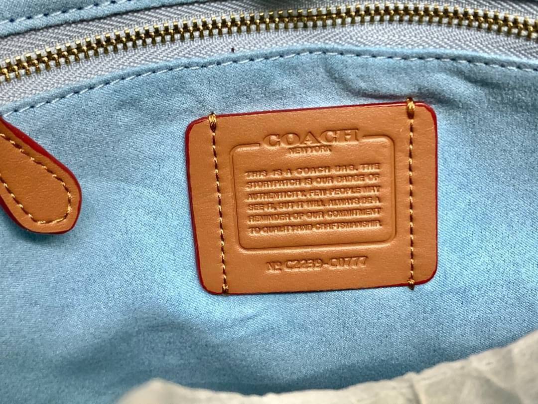 COACH FIELD TOTE 30 IN COLORBLOCK WITH COACH BADGE ((C0777)) พร้อมส่งอีกครั้ง! ไม่มีสักใบยังไงไหว สีคือผู้ดี แจ่มใส ละมุนตา ไม่ฉูดฉาด แถมคุณภาพเต็ม100 เหมือนเดิมเลยค่ะ! กระเป๋าทรงTote ใบใหญ่ หนังแท้อย่างดี ลายหนังสวยมากๆ หลงรักแน่นอน คอนเฟิร์มค่าา! สีที่ใ