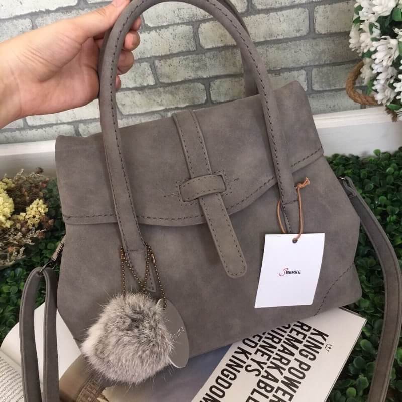 งานแท้ชนช้อป สินค้าขายดี ถึงไทยอีกรอบละค่า !! Berke frink hand bag -Grey color กระเป๋าถือ/สะพายหนังกลับ ทรงเก๋ ตัวกระเป๋าขนาดกำลังดี ประดับด้วยพวงกุญแจพู่สุด chic ภายในมีช่องใส่จองตุกติกอย่างดี ตัวกระเป๋าน้ำหนักเบาจุของคุ้มคะ ใช้ได้ทุกโอกาส Don't mis