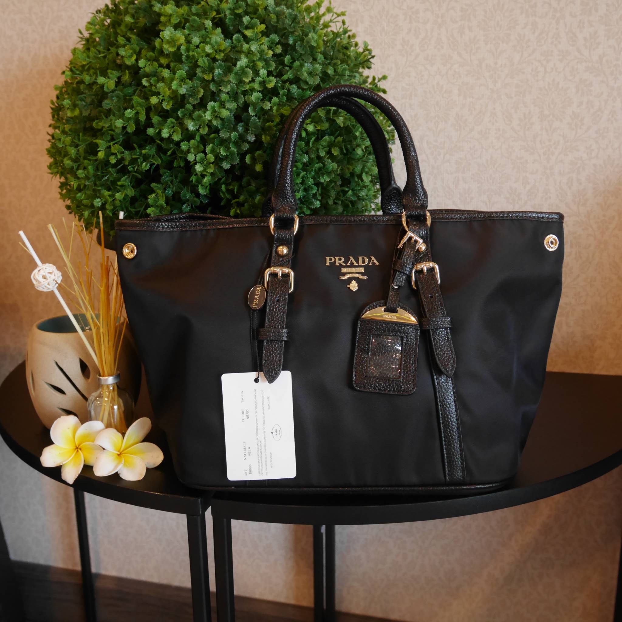 สาวๆที่มองหา กระเป๋าสะพายสวยเก๋ *ที่ใช้ได้สองทรง ทางร้าน ขอแนะนำค้า งานพรีเมี่ยมกิ้ฟ จากเคาเตอร์ต่างประเทศค่ะ รุ่น Limited edition ค่า กระเป๋าสะพาย จากแบรนด์ PRADA เป็น กระเป๋าผ้าไนล่อน สลับหนัง สะพายไหล่ได้ สามารถปรับระดับที่สายสะพายไหล่ได้ และสามารถปรับ