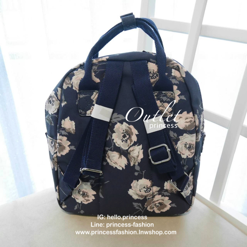 CATH KIDSTON MINI BACKPACK กระเป๋าสะพายเป้รุ่นมินิ วัสดุ PVCกันน้ำ สามารถเช็ดทำความสะอาดได้ เปิดปิดด้วยซิปสะดวกใช้ ด้านหน้าประดับโลโก้ cath Kidston พร้อมช่องซิปด้านนอกใส่กระเป๋าสตางค์ มือถือได้ ด้านในมีช่องซิป สามารถใส่ipad ได้สวยคลาสิคน่ารักน่าใช้ สาวๆที