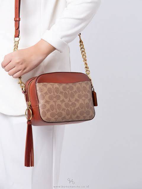 COACH CROSSBODY BOX BAG กระเป๋าสะพายข้าง crossbody วัสดุหนัง pvc. หนังนิ่ม คุณภาพดี ลาย signature brand ตัดขอบหนัง ด้านหน้า/ หลังมีช่องเเล็ก เปิดปิดกระเป๋าแบบซิป ภายในกว้าง ใส่ wallet ขนาดกลาง มือถือได้ทุกรุ่น และของใช้จุกจิกได้ พร้อมสายสะพายแบบโซ่ต่อหนัง