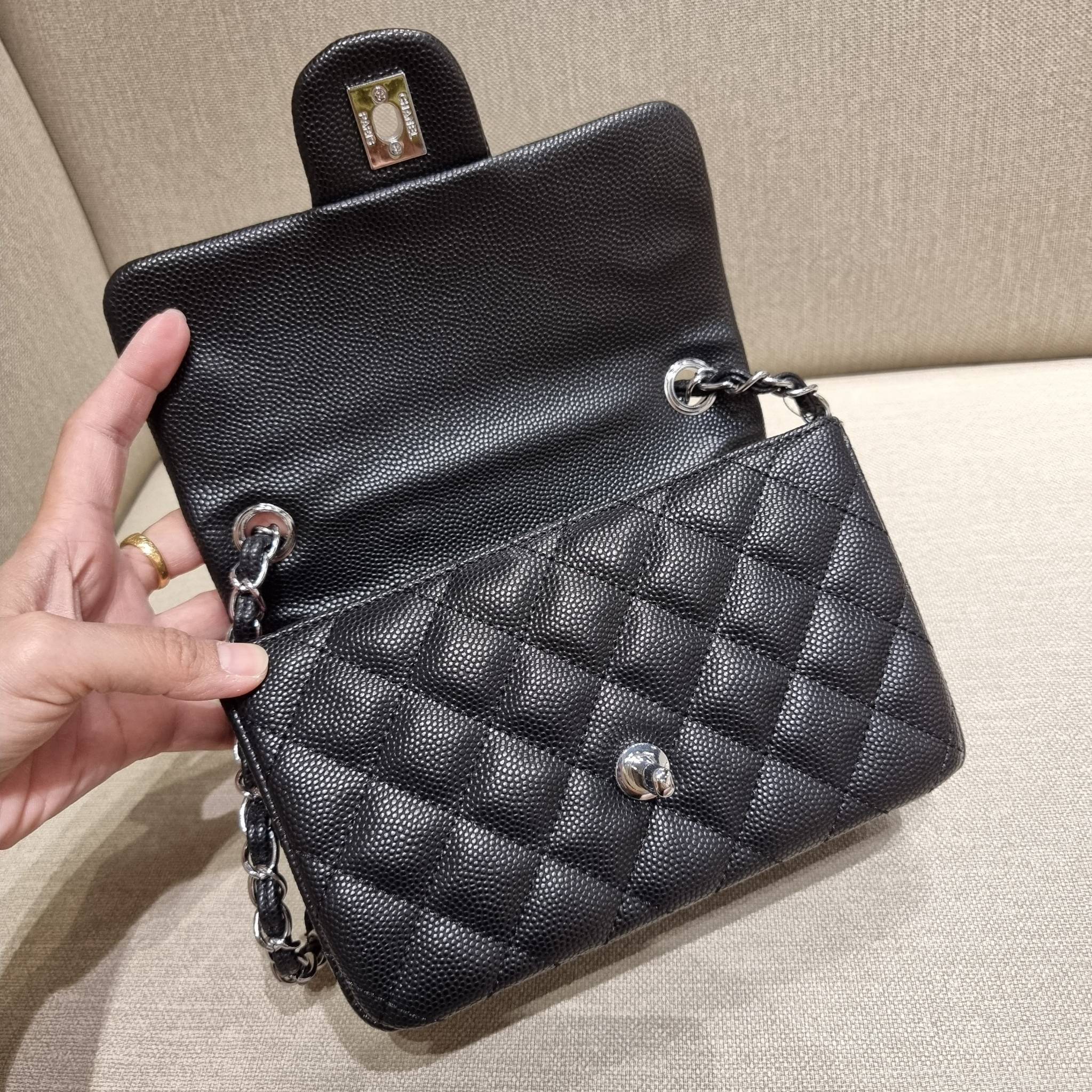 VIP 】3สี คัมแบคทูสต็อค!! จัดมาแน่นๆ พร้อมสีรับความเฮง!! พรีเมี่ยมจากแบรนด์ Chanel vip สุดพิเศษจากเคาน์เตอร์ กระเป๋าสะพาย หนังสังเคราะห์ลายคาร์เวีย หรูหราทั้งอะไหล่เงินและอะไหล่ทอง สะพายแล้วขับผิวมากๆใบนี้ เปิด-ปิดกระเป๋าด้วยตัวบิดล็อค ภายในกระเป๋าบุหนังสี