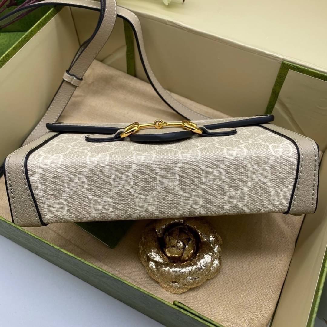 GUCCI HORSEBIT 1955 MINI BAG กระเป๋าสะพาย กระเป๋าใส่โทรศัพท์ ดีไซต์สัญลักษณ์วงแหวนตามแบบฉบับ GG มาพร้อมกล่องแบรนด์และสายสะพายยาวที่สามารถปรับระดับได้ พร้อมส่งให้สะพาย สวยๆ กันแล้ววันนี้ ใบนี้ must have..ค่ะ.!!