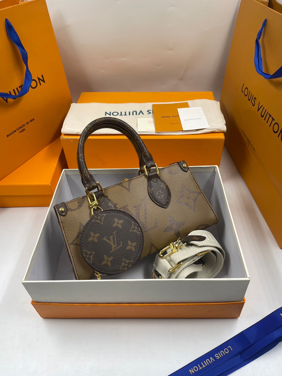 LV OnTheGo East West Monogram Bag / LV BAG พร้อมส่ง 4 สี กระเป๋าโท้ทขนาดกะทัดรัด ดีไซน์ใหม่ประจำฤดูกาล