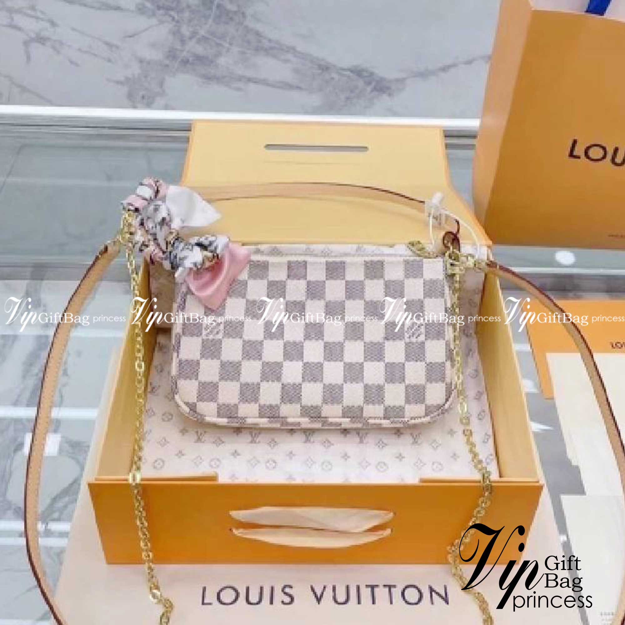 LV POCHETTE ACCESSOIRES กระเป๋าสะพายทรงพอช สุดฮอต ดีงาม ดีไซน์คลาสสิควินเทจ ขนาดกำลังสวย ประหยัดพื้นที่ มาพร้อมสายคล้องโซ่ และสายสะพายหนัง เป็นไอเท็มที่เหมาะในทุกโอกาส สะพายปรับลุคได้หลายสไตล์ รับรองคุ้มค่าจริงๆจ้า