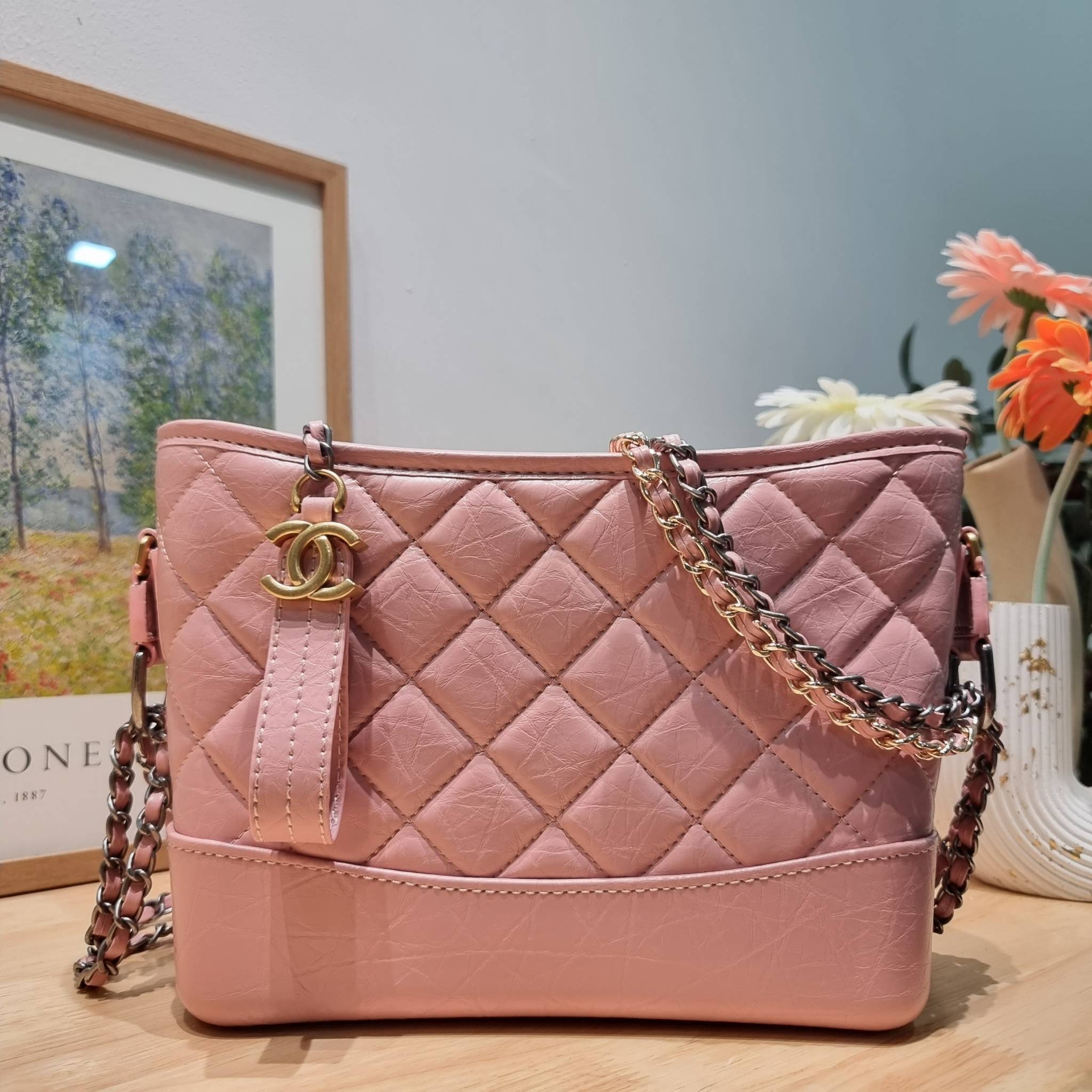 CHANEL Gabrielle Bag Medium สวยคลาสสิค No.1 ต้องยกให้ไอเท็มนี้เท่านั้น กับกระเป๋าสะพายซิกเนเจอร์ ดีไซน์ไม่เหมือนใคร เป็นเอกลักษณ์ ใช้งานได้หลากหลาย สะพายได้ไม่ซ้ำ