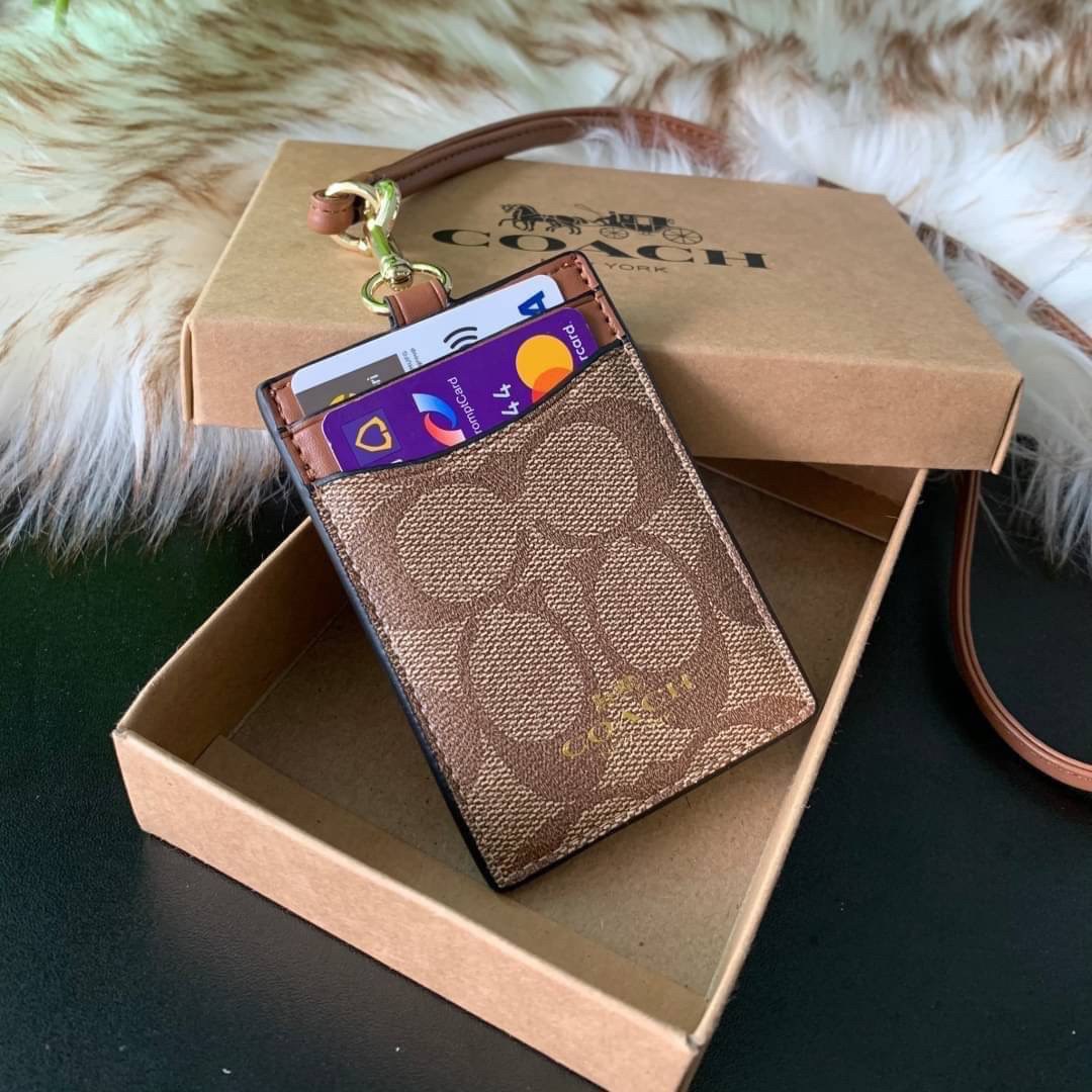 COACH F63274 ID LANYARD IN SIGNATURE COATED CANVAS กระเป๋าใส่บัตรคล้องคอ ลาย C ทั้งใบ ด้านหน้าตกแต่งชื่อแบรนด์ สวยมากกก ใส่บัตรพนักงาน และบัตรต่างๆ มาพร้อมสายคล้องคอ สายถอดออกได้ ตัวกระเป๋ามี 3 ช่องค่ะ