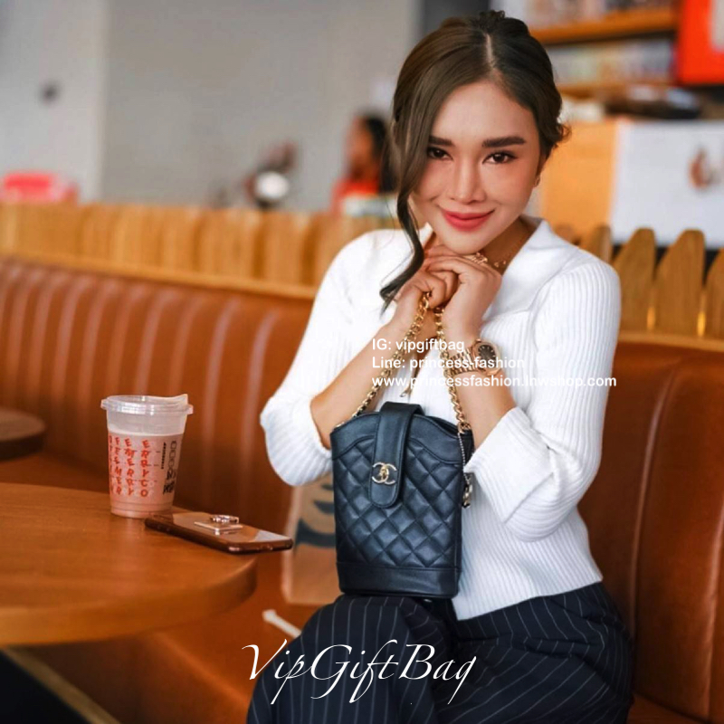 สวยหรูคลาสสิค **มีสายให้สองแบบ CHANEL VIP GIFT CROSSBODY BAG งาน CHANEL VIP GIFT ของแท้ 100% จากเคาเตอร์แบรนด์ CHANEL ทรงสวย ขนาดกำลังดี วัสดุหนัง CAVIER PU เปิดปิดด้วยกระดุมหน้าแบบบิดปลอดภัยหายห่วง ด้านในมีซิปอีกชั้น อะไหล่ทอง หัวซิปปั้มแบรนด์ ด้านในใส่โ