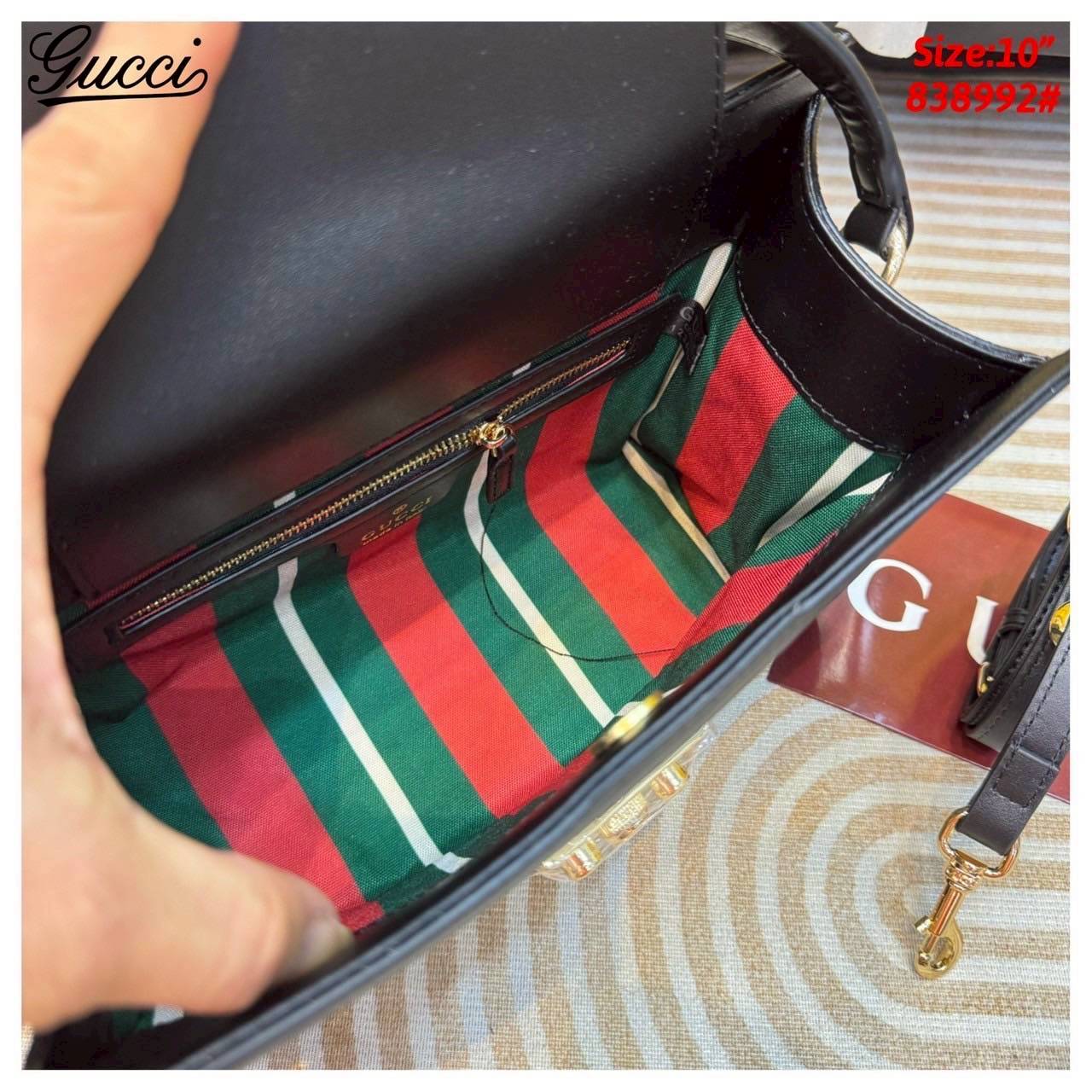 Gucci Padlock medium top handle bag กระเป๋าสะพายใบเล็กพร้อมหูจับ สวยผู้ดี ทรงตั้งใช้งานง่าย วัสดุหนังแคนวาส ปากกระเป๋ามีแถบหนังคาดและอะไหล่กดล็อค