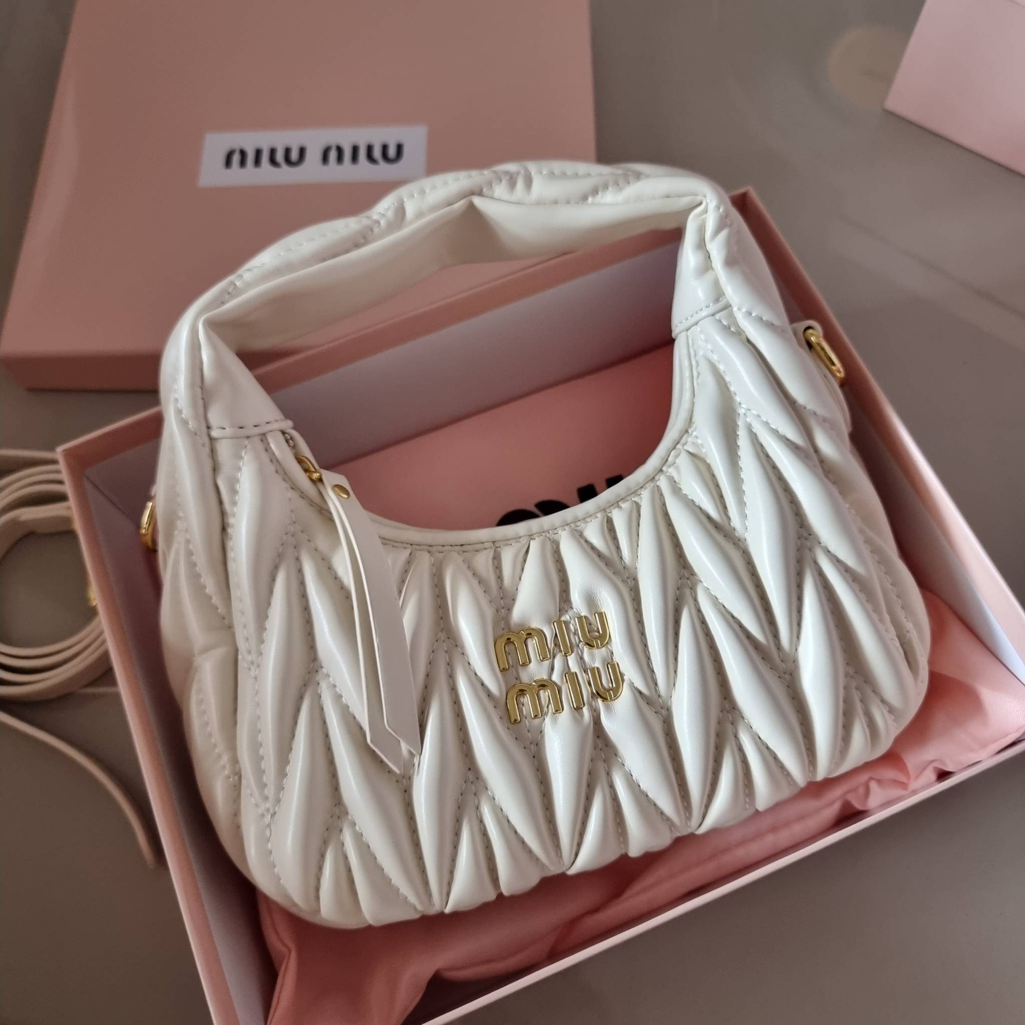 MIU MIU WANDER MATELASSÉ MINI HOBO BAG ไอเท็มสับๆอีกหนึ่ง ที่ต้องมีใช้ได้แล้ว กับกระเป๋าถือ/สะพาย ทรงโฮโบ คิ้วท์สุด ปังสุด ตัวแม่ อินฟลู ดาราเค้าใช้กันเพียบ