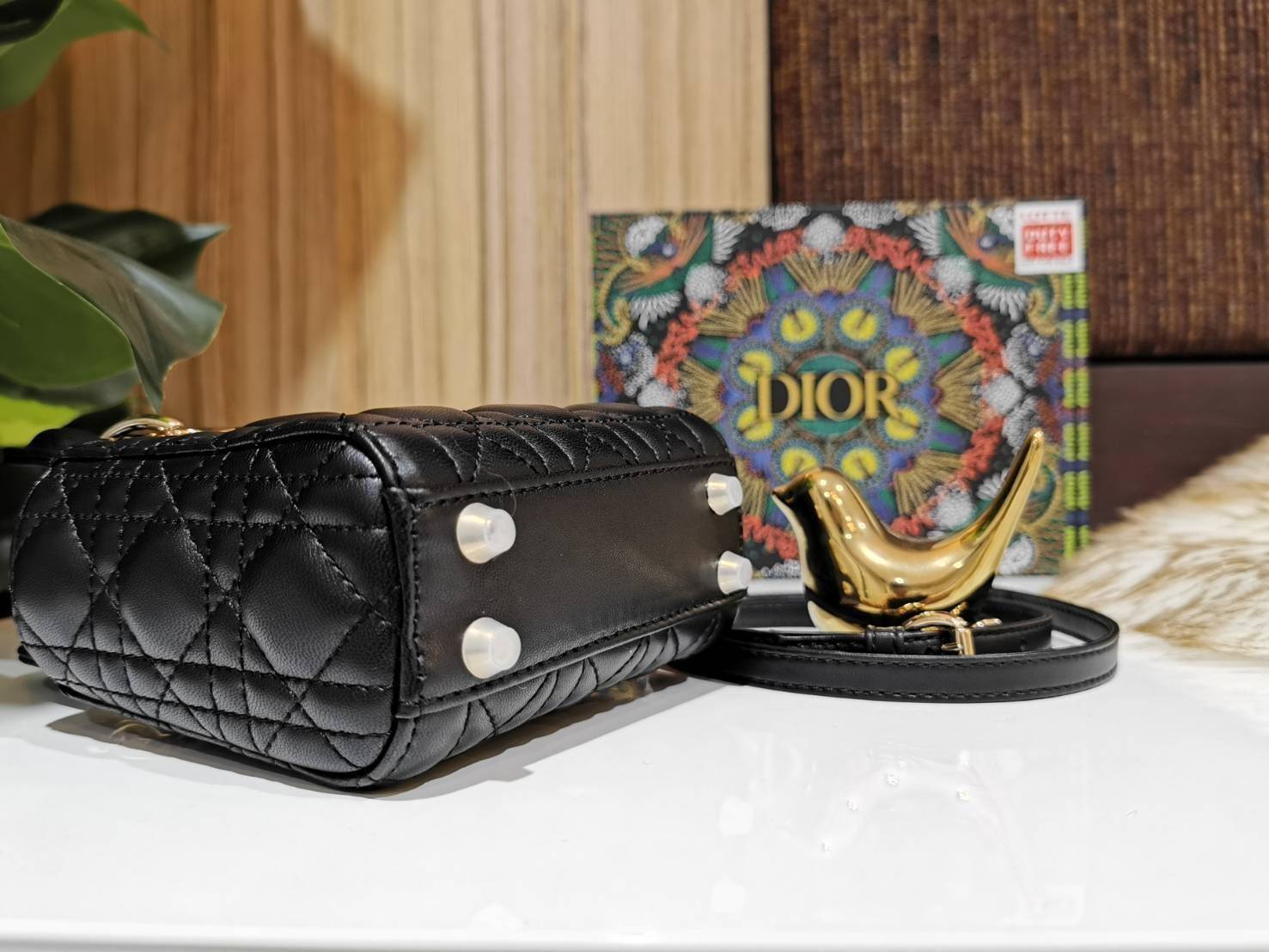 CHRISTIAN DIOR MINI BAG VIP GIFT WITH PURCHASE (GWP) พรีเมี่ยมกิ้ฟ Limited Edition จาก DIOR DUTYFREE COUNTER วัสดุหนังแท้ Calfskin ทรงเหลี่ยมหนังสวยหรูอยู่ทรงขึ้นลายเอกลักษณ์แบรนด์ ประดับTAGห้อยโลโก้แบรนด์อะไหล่ทองด้านหน้า เปิดปิดด้วยฝาปิด ภายในโล่งมีโลโก