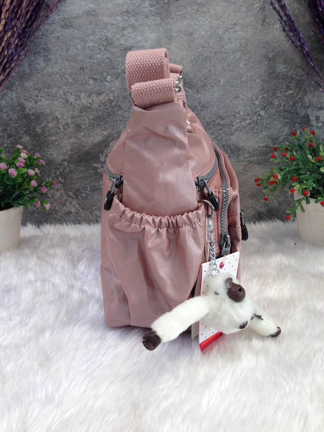 KIPLING Shoulder Bag (K25511) Outlet Hongkong กระเป๋าสะพาย วัสดุ nylon คุณภาพดี กันน้ำ ตามแบบฉบับแบรนด์ แบ่งเป็นช่องซิป 5 ช่อง สามารถใส่ไอแพด กระเป๋าสตางค์ใบยาว และมือถือได้ทุกรุ่นค่ะ จุคุ้มมากๆ น้ำหนักเบา สายสะพายปรับได้ จะสะพายไหล่ หรือ crossbody ได้สบา