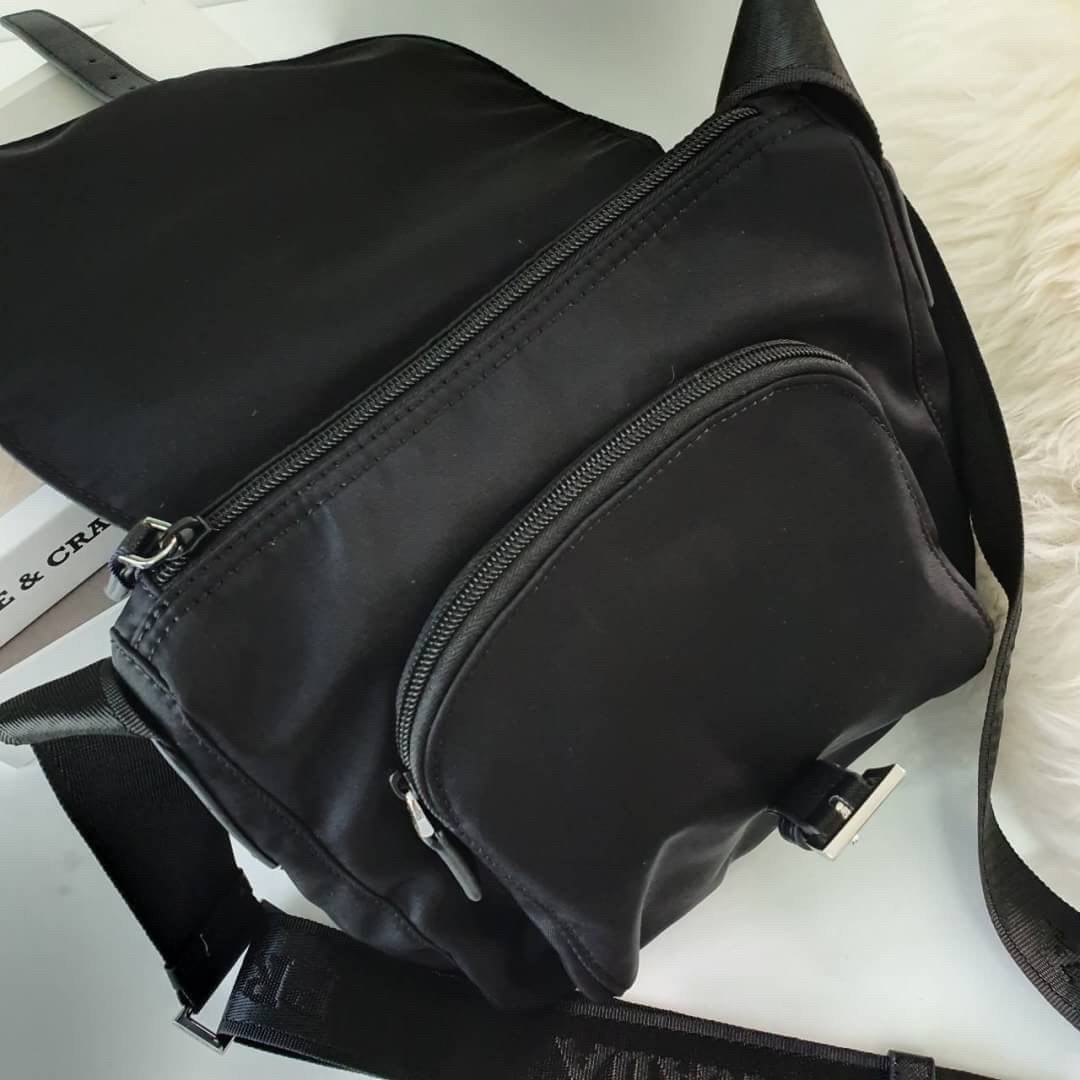 พร้อมส่งรุ่นขายดี กับงานพรีเมี่ยมกิ้ฟแบรนด์ดังอย่าง PRADA ทรง MESSENGER ทรงยอดฮิต สำหรับท่านชาย เนื้อผ้า Nylon มาพร้อมกับทรงสูง ใส่ ของได้หลากหลาย ขนาดกำลังดี เปิดปิดด้านหน้าด้วยตัวล็อคเข็มขัด ด้านในเปิดปิดด้วยซิป อะไหล่สีเงินทั้งใบ จะซื้อใช้เองหรือบมอบเป