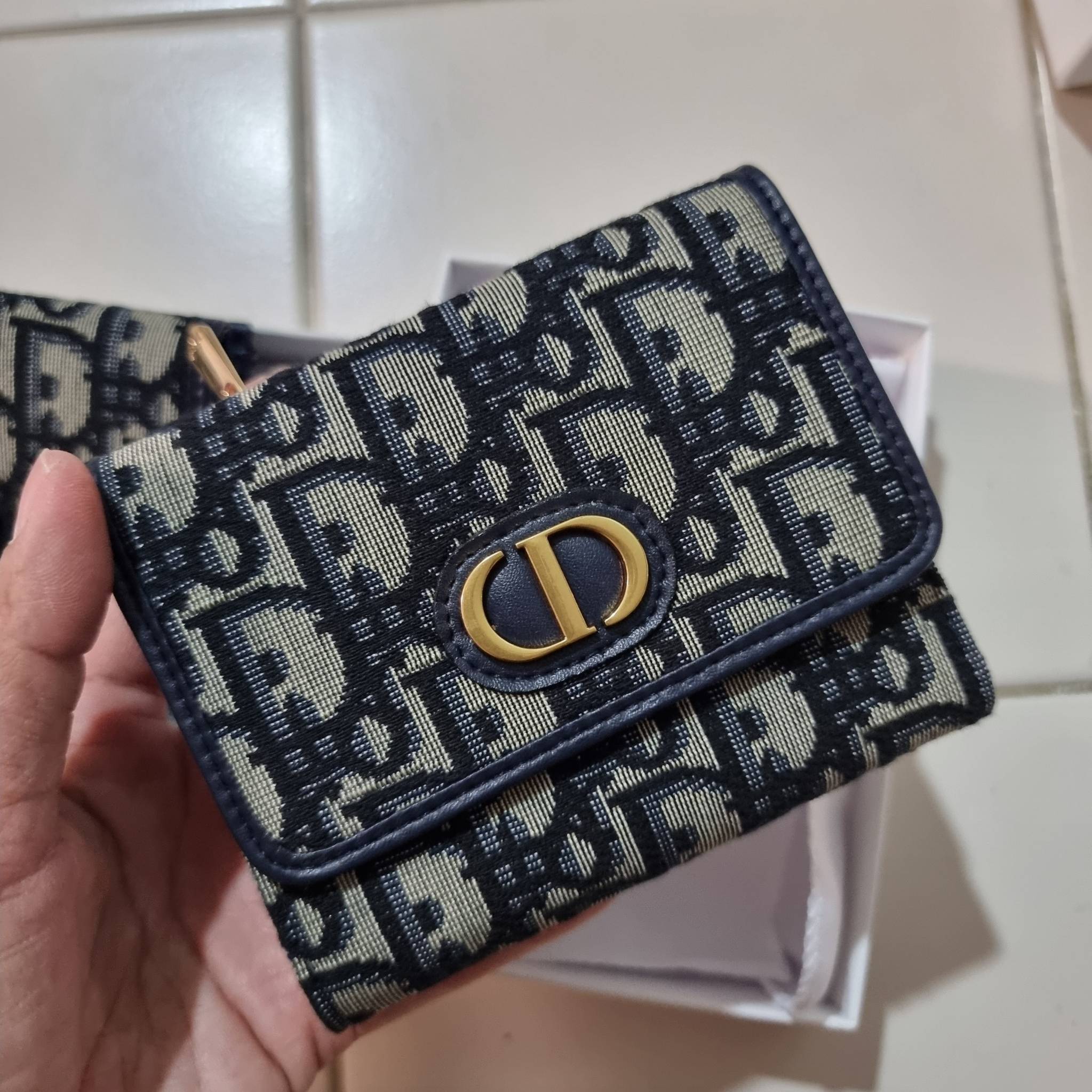 VIP 】CD MULTI WALLET WITH GWP กระเป๋าสตางค์ขนาดเหมาะมือ กำลังสวย พรีเมี่ยมกิ๊ฟจากเคาน์เตอร์ ดีไซน์แบบพับ ใช้งานง่าย พร้อมช่องซิปในตัว วัสดุผ้าแคนวาสปักลาย สลับหนังแท้ภายใน ภายในมีช่องใส่บัตร ใส่ธนบัตรได้ สะดวกใช้มากๆ มาพร้อม box set ในราคาที่ถูก พร้อมส่งต