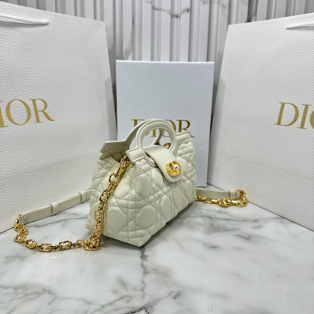 ORI หนังแท้ | Dior Jolie Top Handle Mini Bag กระเป๋าสะพายโจลี่ไซส์มินิหูจับในตัว ดีไซน์หรูหรา โดดเด่นด้วยฝาพับโลหะสีทอง ประดับมุกเรซินสีขาว มาพร้อมสายโซ่มีหนังรองบ่า สะพายไหล่หรือสะพายข้างได้ ทั้งกลางวันและกลางคืน
