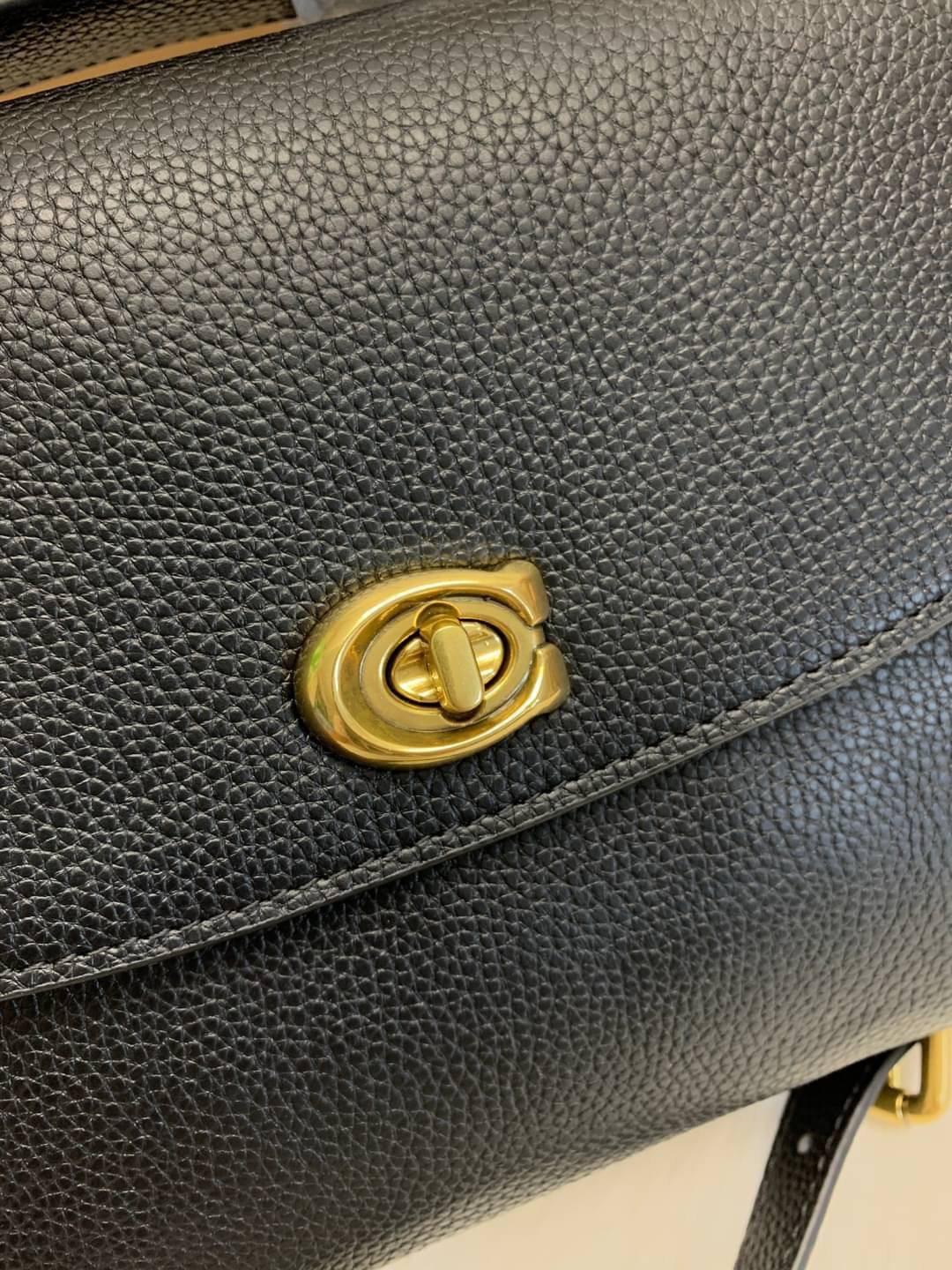 COACH CASSIE CROSSBODY BAG((68349//68348)) พร้อมส่งค่ะ! รุ่นฮิต กระเป๋าหิ้วได้//สะพายข้างหรือครอสบอดี้ร์ได้ หนังแท้นิ่มสวย เปิดปิดกระเป๋าแบบหมุนล็อค ภายในกระเป๋ามี3ช่องให้ใส่ของ แต่ล่ะช่องกว้าง สามารถใส่กระเป๋าเงินใบยาวได้;ของอื่นๆได้จุทีเดียวค่ะ ;มีช่องซ