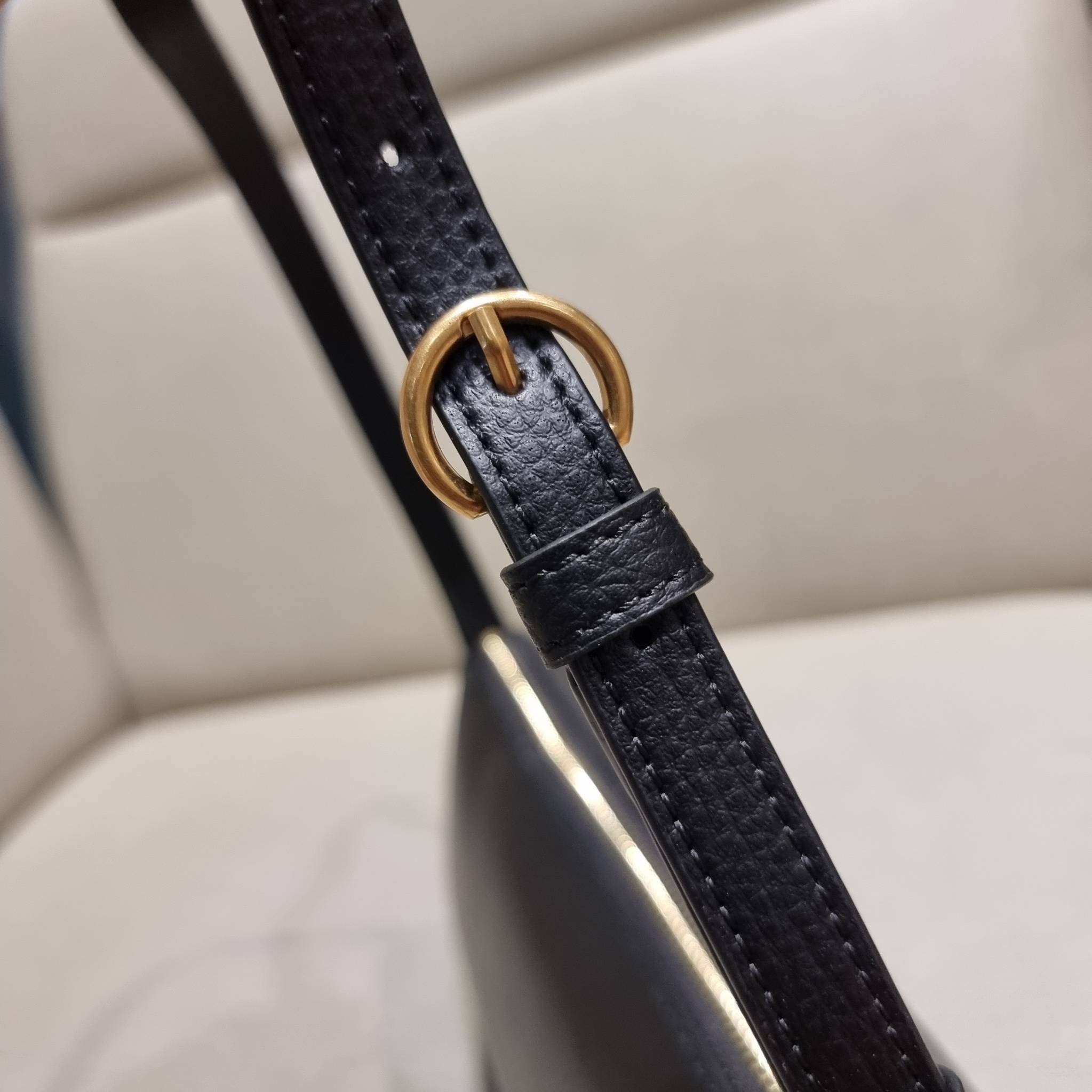 TORY BURCH MCGRAW WEDGE กระเป๋าสะพายไหล่ ทรงสวยไม่ซ้ำ ไม่เกร่อ!! สะดวกใช้งาน ดีไซน์เรียบแต่แฝงความหรู และคลาสสิคในตัว วัสดุหนังลูกวัว สัมผัสดี สวยคม เปิด-ปิดด้วยซิป ภายในเป็นช่องโล่ง มีช่องย่อยเก็บบัตร มาพร้อมสายสะพายในตัว ปรับได้อีกเล็กน้อย ไอเท็มนี้เหมา