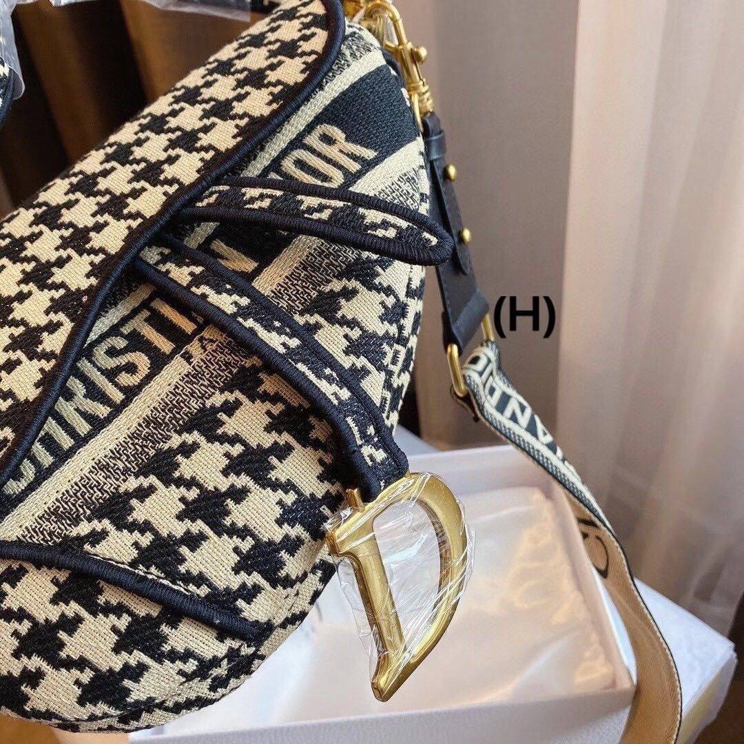 DIOR SADDLE BAG กระเป๋าสะพายดิออร์ รุ่นยอดนิยมตามแบบฉบับแบรนด์ ใช้งานได้ 2 แบบ สะพายยาว CROSSBODY และสายสั้นถือได้เก๋ๆ ลุคนี้คูลสุดๆ เลยค่าา ภาพถ่ายจากสินค้าจริง! สวยมาก พร้อมส่งที่ไทยราคาสุดคุ้ม สาวๆ ห้ามพลาดค่ะ!