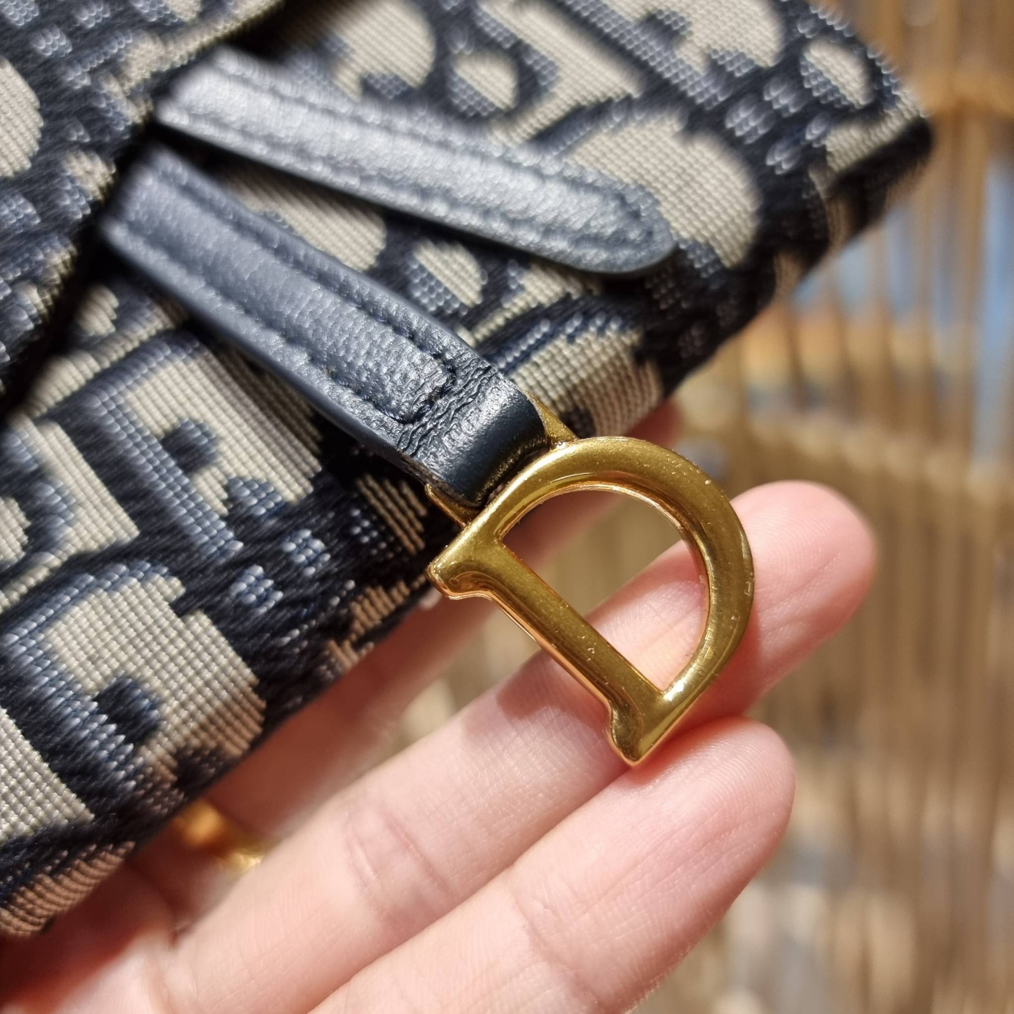 VIP 】CD MULTI WALLET WITH GWP กระเป๋าสตางค์ขนาดเหมาะมือ กะทัดรัดไม่กินพื้นที่ พรีเมี่ยมกิ๊ฟจากเคาน์เตอร์ ดีไซน์แบบพับ ใช้งานง่าย สวยน่ารักน่าใช้ตรงโลโก้ห้อย วัสดุผ้าแคนวาสปักลาย สลับหนังแท้ภายใน ภายในมีช่องใส่บัตร ใส่ธนบัตรได้ สะดวกใช้มากๆ มาพร้อม box set