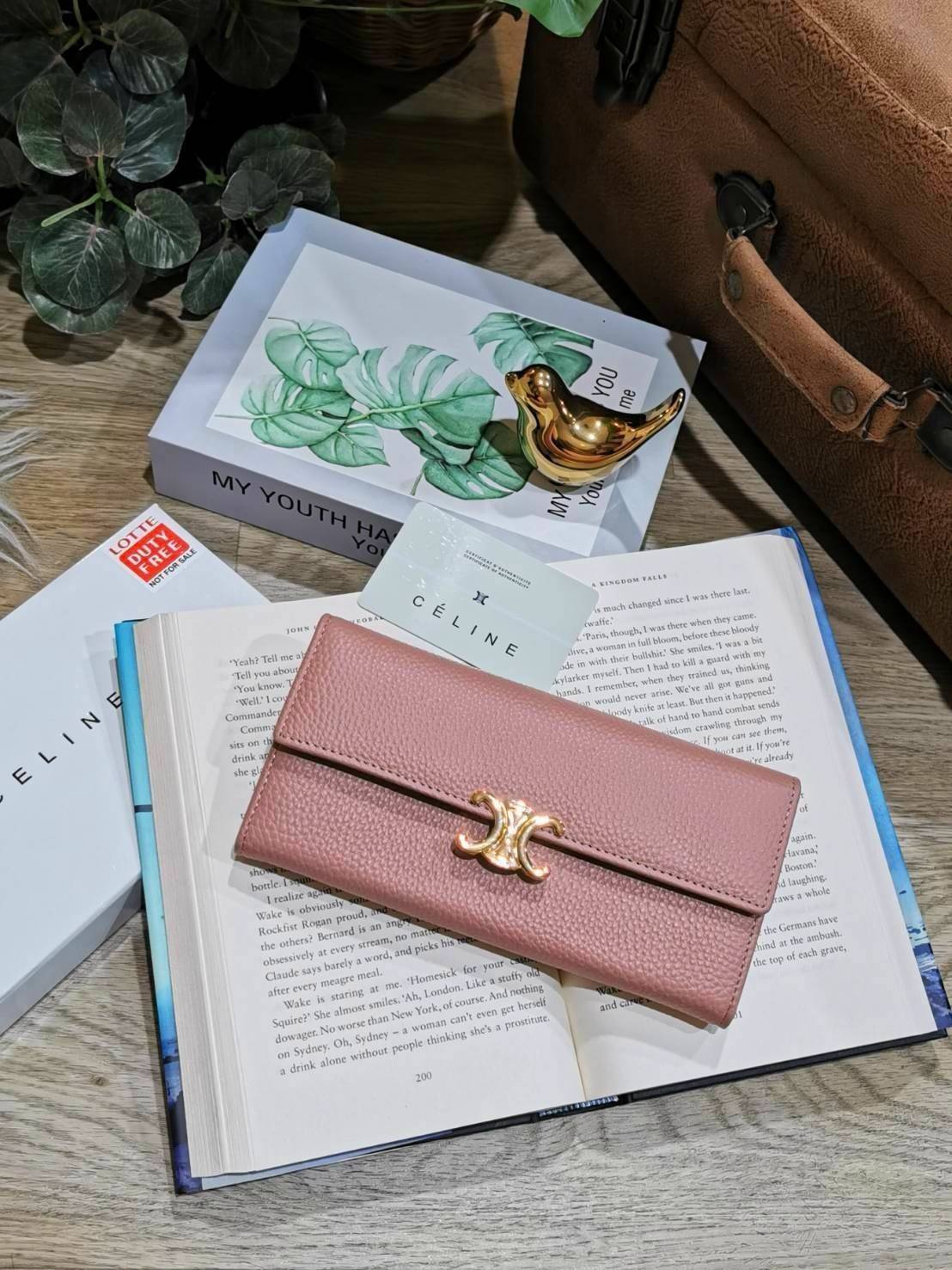 CELINE LONG WALLET BAG VIP วัสดุหนังแท้เทคเจอร์สวยอยู่ทรงมีโลโก้ด้านหน้า ภายในมีช่องใส่บัตรหลายช่อง มีช่องซิปใส่เหรียญ หัวซิปแบรนด์อะไหล่ทอง มีช่องใส่ธนบัตรหลายช่องเเยกเป็นสัดส่วน ใส่แบงก์พันได้ ใส่มือถือ iphone ได้ ภาพถ่ายจากสินค้าจริง! มาใน Original Pac