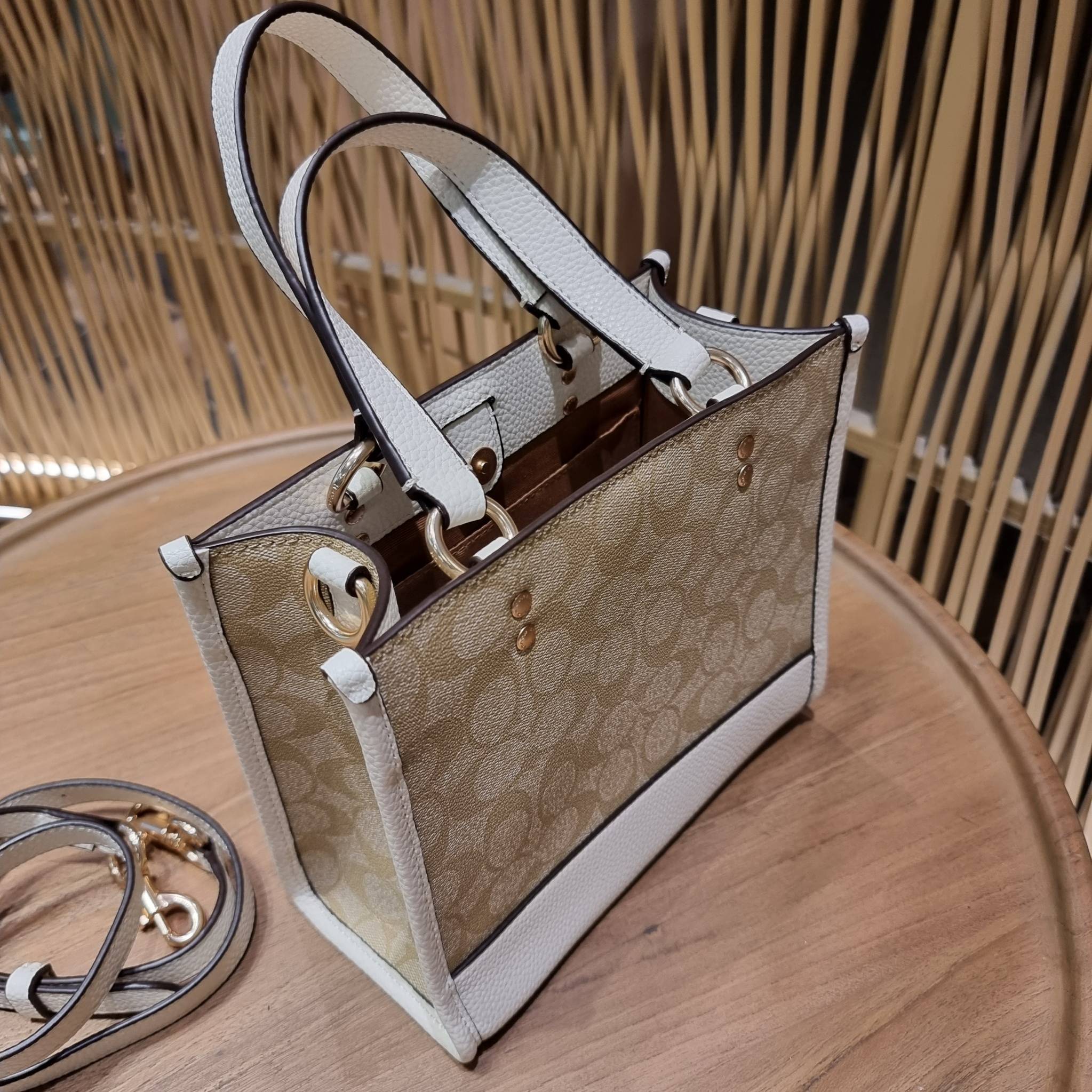 OUTLET 】COACH C5122 DEMPSEY TOTE 22 IN SIGNATURE CANVAS แรงดี กระหน่ำยอดสั่งซื้อมากจ้าแม่!! กระเป๋าทรงโท้ท 22 ที่ขนาดน่ารักน่าใช้มากๆ สาวๆถูกอกถูกใจกันนับไม่ถ้วน!! ฟังก์ชั่นการใช้งานสะดวกที่สุด มีทั้งสายคล้องในตัว และสายครอสบอดี้ ดีไซน์คลาสสิคเรียบหรู วัส