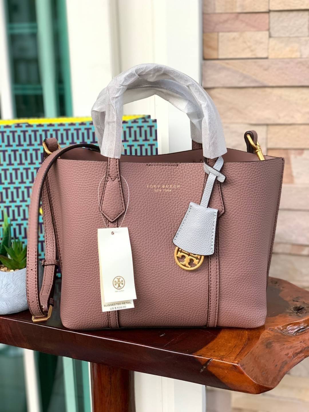 Tory Burch Perry small tote bag ออกแบบเพื่อเหมาะใช้งานได้ในชีวิตประจำวัน ใช้วัสดุผสมผสานช่วยให้กระเป๋าเป็นทรงสวยโดยยังคงคุณภาพนิ่ม สวยงามด้วยหนังวัวแท้ เรียบหรูและคลาสสิค สามารถใช้เป็น every day bag ภายในมีช่องแยกใช้งานอย่างชัดเจน ขนาดที่กำลังพอดีเลยจัดเป