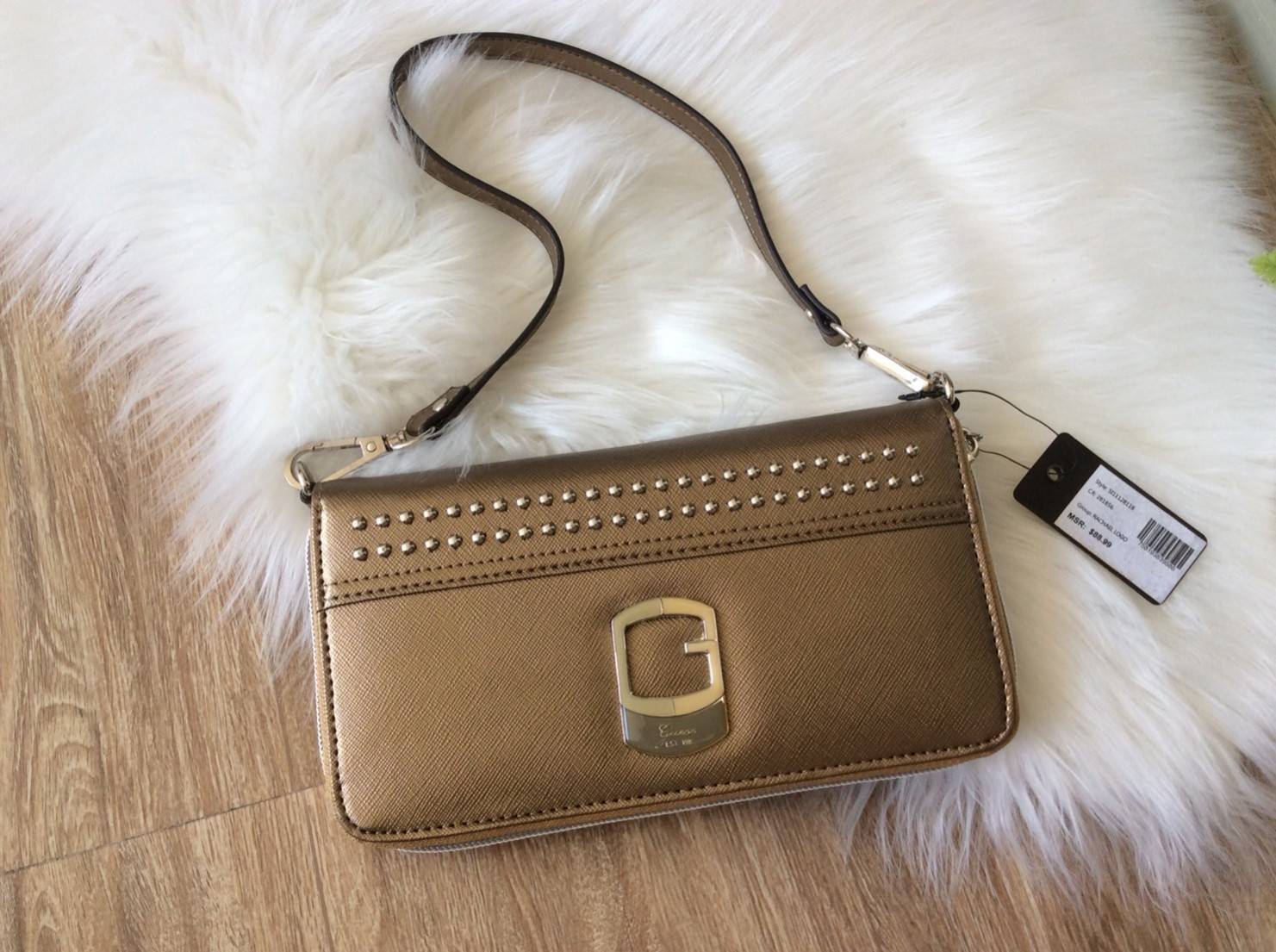 GUESS FACTORY WOMEN'S SAFFIANO LONG WALLET กระเป๋าสตางค์ใบยาวพร้อมสายคล้องมือวัสดุหนัง Saffiano สไตล์ PRADA สวยหรูอยู่ทรง ด้านหน้าประดับโลโก้แบรนด์และแต่งหมุดสุดชิคสวยน่าใช้ ภายในมีช่องใส่แบงก์ ช่องซิป และช่องใส่บัตรหลายช่อง สามารถใส่มือถือ iphone8+ 