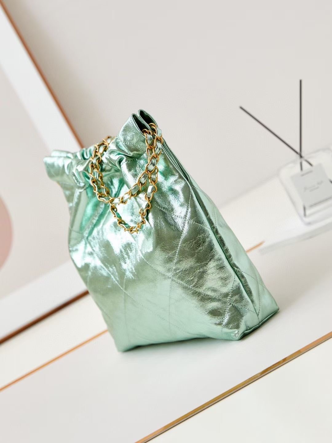 CHANEL 22 Medium HANDBAG In Metallic & Gold-Tone Metal กระเป๋าสะพายสีเมทัลลิค เกรดออริ ท็อป สลับแท้ 1:1 เกรดดีสุด ผ่านทุก ตม หนังแท้สวย ใช้งานต่างประเทศได้