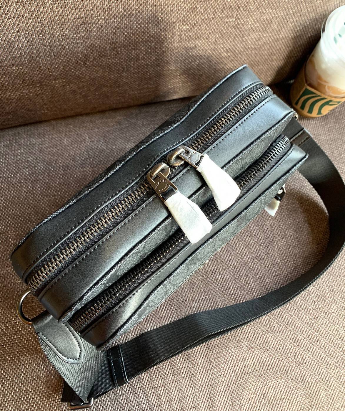 พร้อมสีออกใหม่ ห้ามพลาดค่าา!! COACH WEST CAMERA BAG IN SIGNATURE ((91485)) 🔺กลับมาตามคำเรียกร้องค่าา! กระเป๋าสะพายผู้ชาย((ผู้หญิงก็ใช่สวยทีเดียวค่ะ😘)) หนังแท้ ล่ยหนังCanvasสวยค่ะ มีช่องซิปหน้า//ช่องซิปกลางกว้าง//ช่องหลักแบบซิปคู่ ใส่สัมภาร