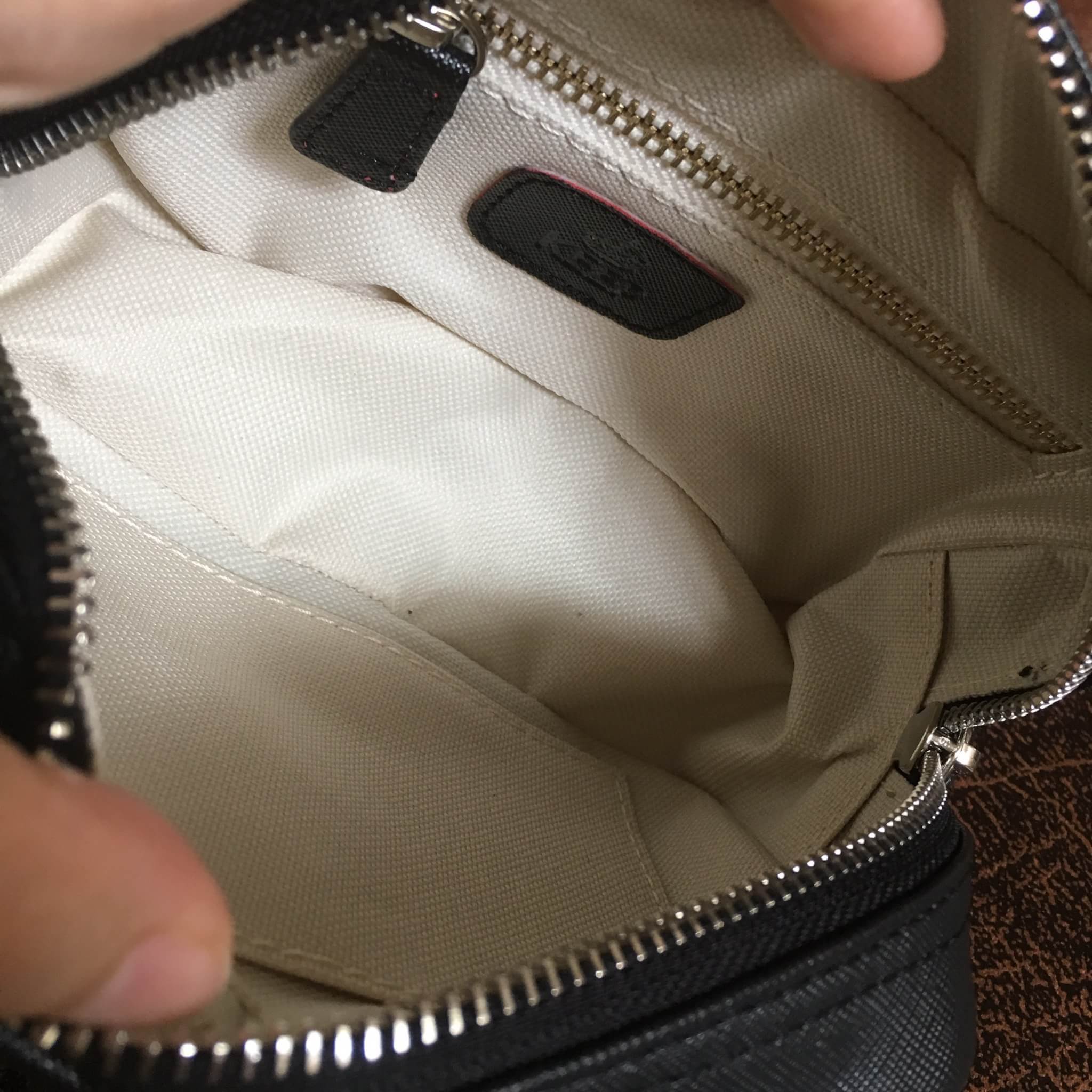 สินค้าขายดีมากี่รอบก้อหมด KEEP รุ่น Saffiano Box clutch&shoulder bag กระเป๋าสะพายทรงน่ารัก ตัวกระเป๋าถอดสายถือเป็นคลัช ออกงาน หรือสะพายพาดลำตัวได้เลย จุดเด่น ที่ตัวกระเป๋าทำจากหนัง Saffiano prada คะ สวย ทน ดูแลทำความสะอาดได้ง่าย ขนาดกำลังดีใส่โทรศัพท์ ได้