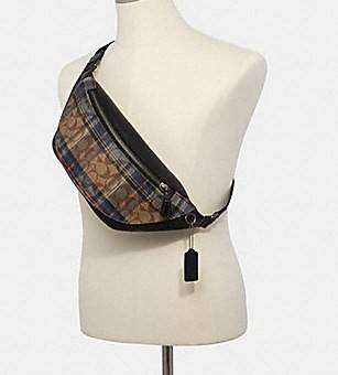 OUTTLET 】COACH WARREN BELT BAG IN SIGNATURE WITH PLAID PRINT ใบใหญ่คะ! ((83001)) สีเข้าใหม่ เอาใจวัยโจ๋ไปเลยจ้าา กระเป๋าคาดอกด้านหน้า//คาดไปทางด้านหลัง//หรือคาดเอวได้ ตามแต่ความถนัดได้เลยนะคะ หนังแท้ ด้านหน้าปริ้นลายสก๊อต+โลโก้แบรนด์ ได้สวยงามมากค่ะ กระเป