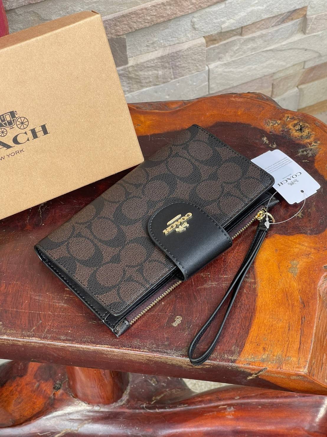 COACH Tech Phone Wallet In Colorblock Signature Canvas (COACH C2874) อีกหนึ่ง collection ของกระเป๋าสตางค์ที่ดีไซน์ทันสมัยให้ใช้งานได้แบบครบครัน เป็นกระเป๋าสตางค์ ที่มีช่องสำหรับใส่โทรศัพท์มือถือ ธนบัตร เหรียญ และบัตรต่าง ๆ ใช้งานแบบ2ด้าน เพิ่มความสะดวกสบา