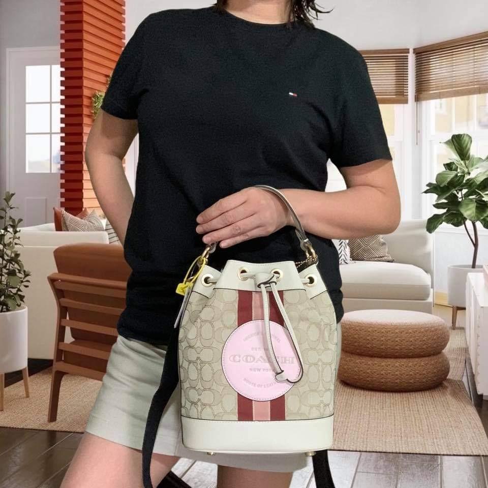 สวยหรู ดูดีมากๆ บอกเลย ไม่มีคือพลาดจร้าา! COACH DEMPSEY DRAWSTRING BUCKET BAG ((C4100//C4102)) พร้อมส่งที่ไทยอีกครั้ง! กระเป๋าทรงขนมจีบ หนังแท้นิ่มสวยมากๆค่ะ จุดเด่นด้านหน้าปั้มโลโก้แบรนด์ ปากกระเป๋าแบบหูรูดใช้งานง่าย ภายในสามารถใส่ของจำเป็นในชีวิตประจำวั