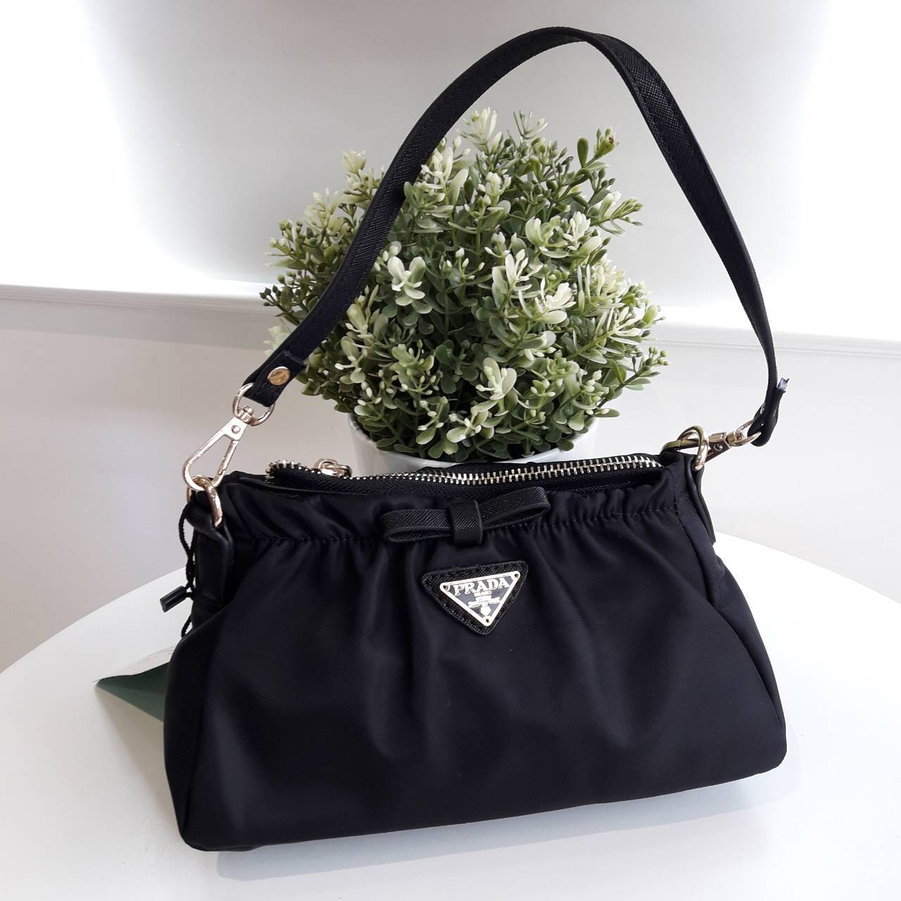 New arrival! **งานไซส์น่ารัก จากงานพรีเมี่ยมกิ้ฟ เคาเตอร์ต่างประเทศ Prada มีมาให้จับจองคะ รุ่นยอดฮิตที่สาวๆตามหากัน ภายนอกจับจีบปากกระเป๋า ดีมาก วัสดุผ้าNyonกันน้ำ เปิด/ปิดด้วยซิป สามารถคล้องมือเกร๋ๆ หรือจะถือเป็นครัชก็ไฮโซไปอี้ก ภายในเย็บติดป้ายหนังแบรนด