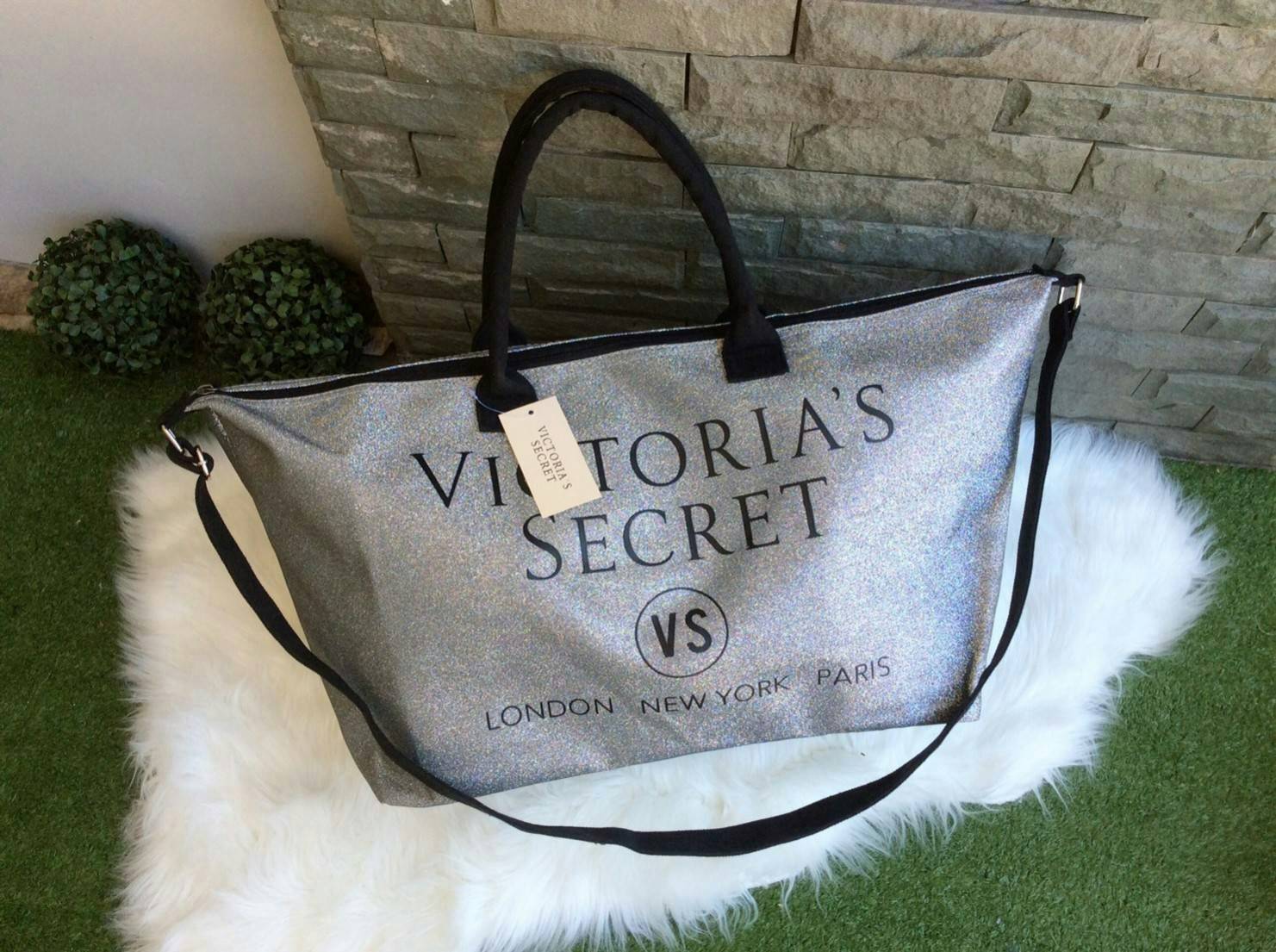 VICTORIA'S SECRET CANVAS GLITTER LARGE RUNWAY TRAVEL BAG 2017 กระเป๋าทรง Travel ใบใหญ่วัสดุ CANVAS GLITTER ด้านหน้าประดับโลโก้แบรนด์ glitter วิ๊งทั้งใบ เปิดปิดด้วยซิป ภายในกว้างจุสุดๆ ใส่เสื้อผ้าได้หลายชุด ไม่ว่าจะถือขึ้นเครื่อง, ไปต่างจังหวัด หรือไป