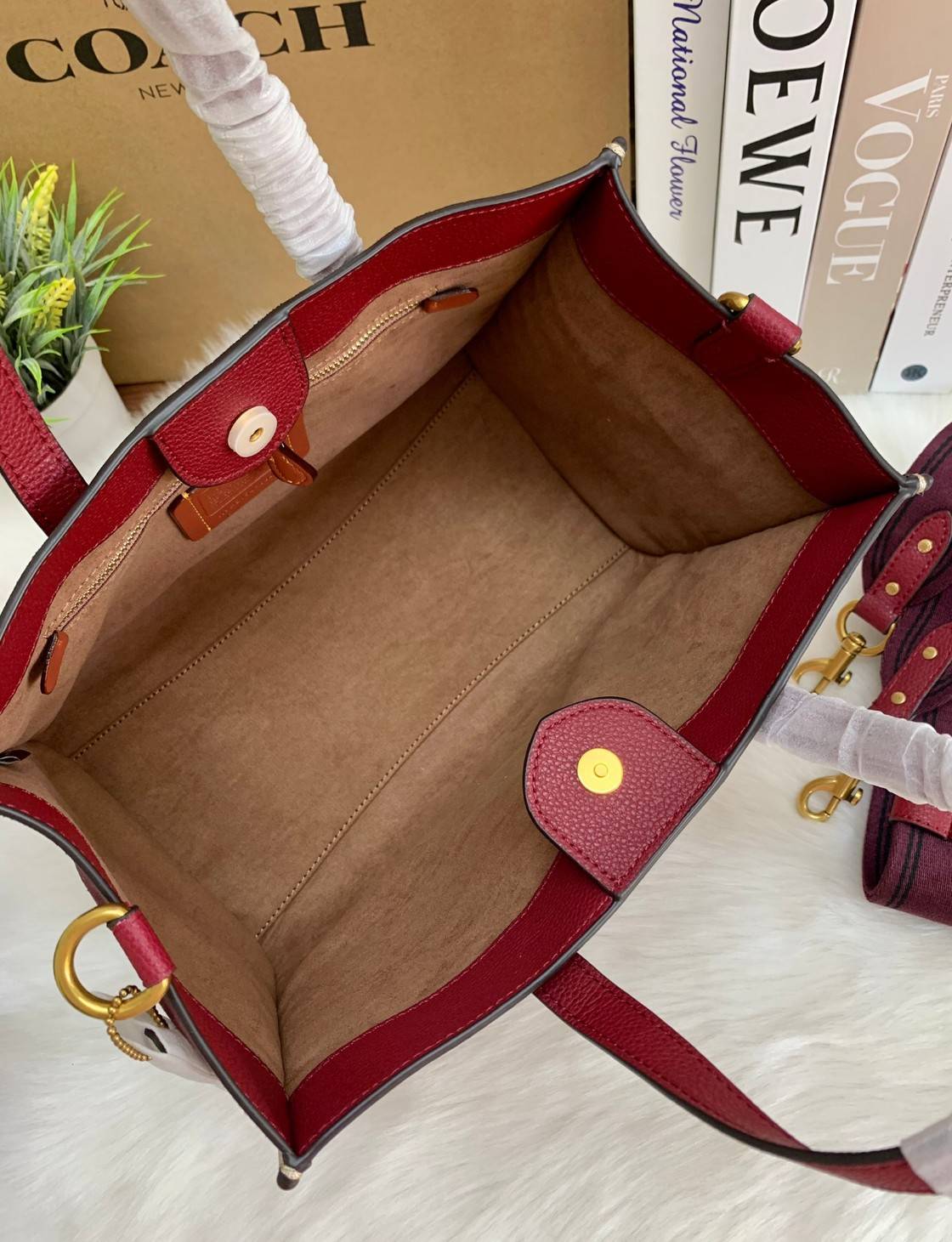 COACH FIELD TOTE IN COLORBLOCK WITH COACH BADGE ((C6035)) 📌พร้อมส่ง ยังไม่มีในไทยแน่นอนนจ้าา😘 กระเป๋าทรง Tote ที่สาวๆต้องมีติดตัวสักใบ! รุ่นนี้ใช้หนังแท้อย่างดี หนังนิ่ม สวยมากๆค่ะ หลงรักแน่นอน